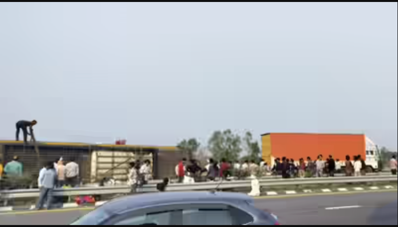 Cảnh tượng lật xe bu&yacute;t 2 tầng ở Lucknow: 7 người chết , 21 người bị thương - Ảnh 2.