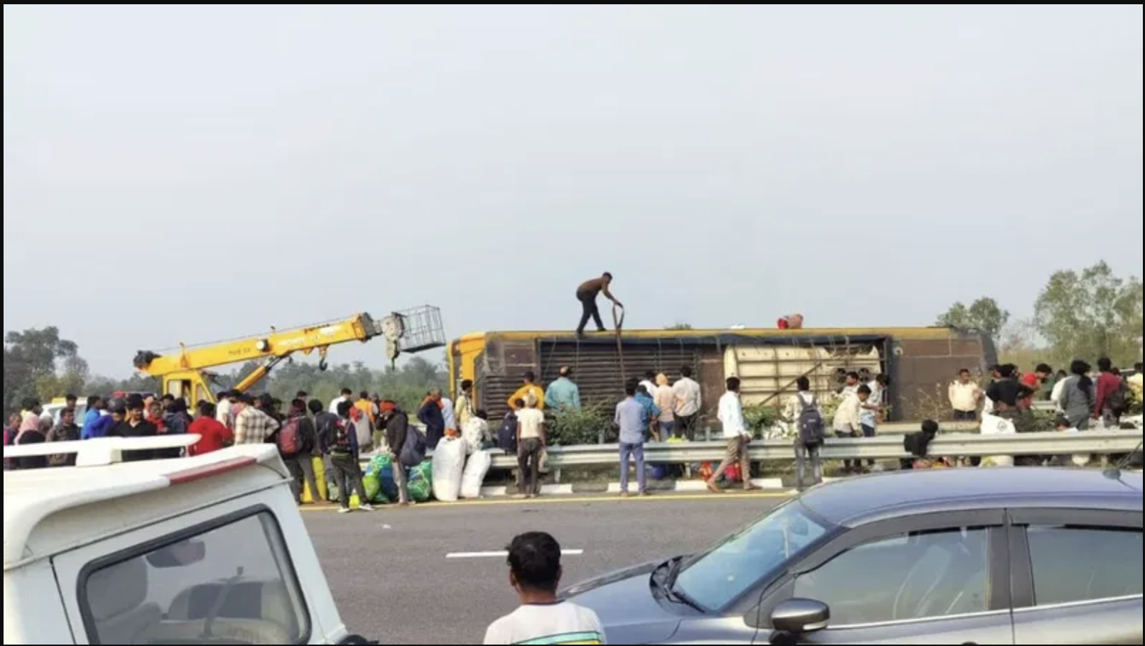 Cảnh tượng lật xe bu&yacute;t 2 tầng ở Lucknow: 7 người chết , 21 người bị thương - Ảnh 3.