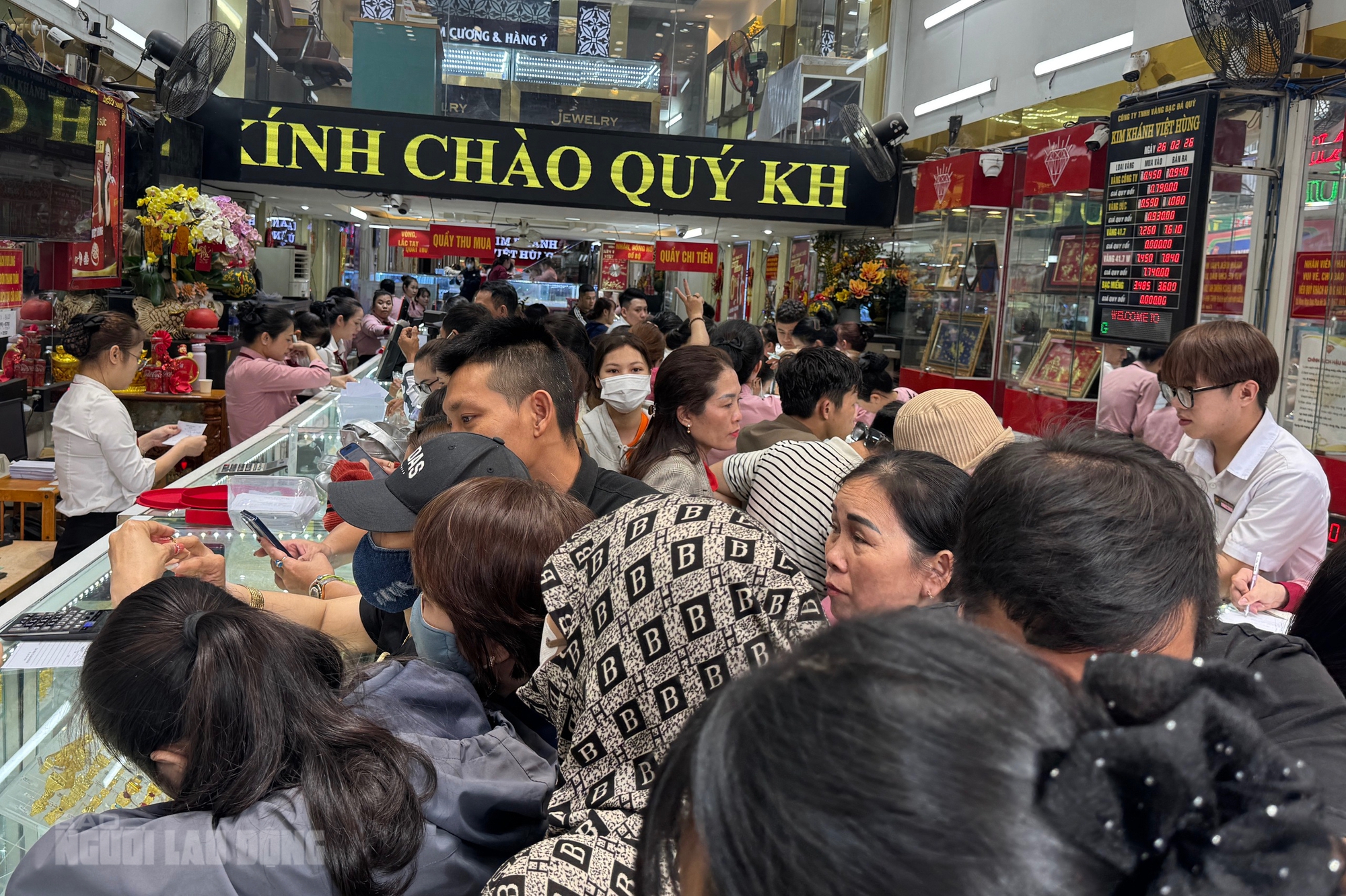 Tiệm v&agrave;ng ở Đ&agrave; Nẵng nhộn nhịp ng&agrave;y v&iacute;a Thần T&agrave;i 2026 với nhẫn nhỏ h&uacute;t kh&aacute;ch - Ảnh 1.