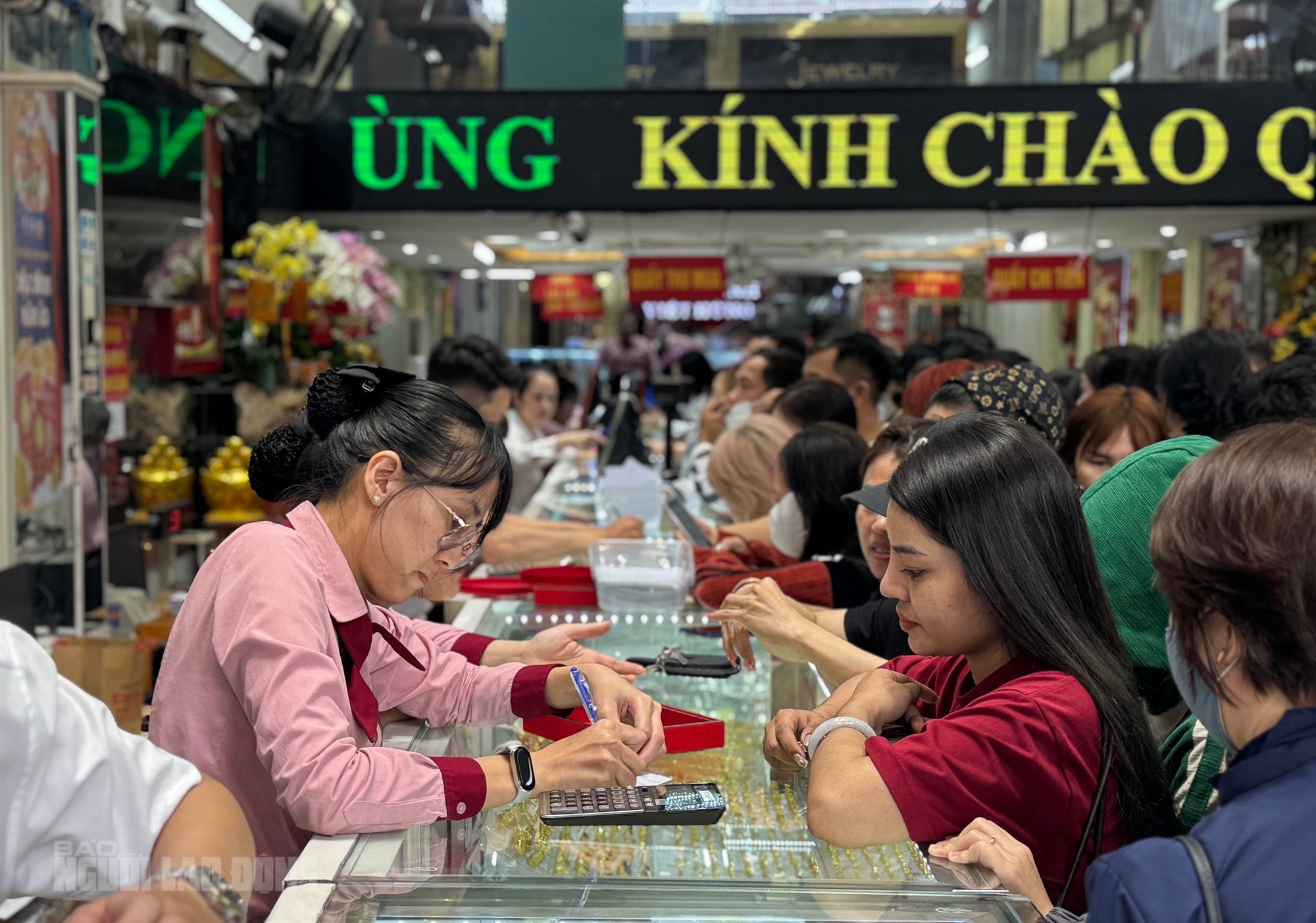 Tiệm v&agrave;ng ở Đ&agrave; Nẵng nhộn nhịp ng&agrave;y v&iacute;a Thần T&agrave;i 2026 với nhẫn nhỏ h&uacute;t kh&aacute;ch - Ảnh 2.