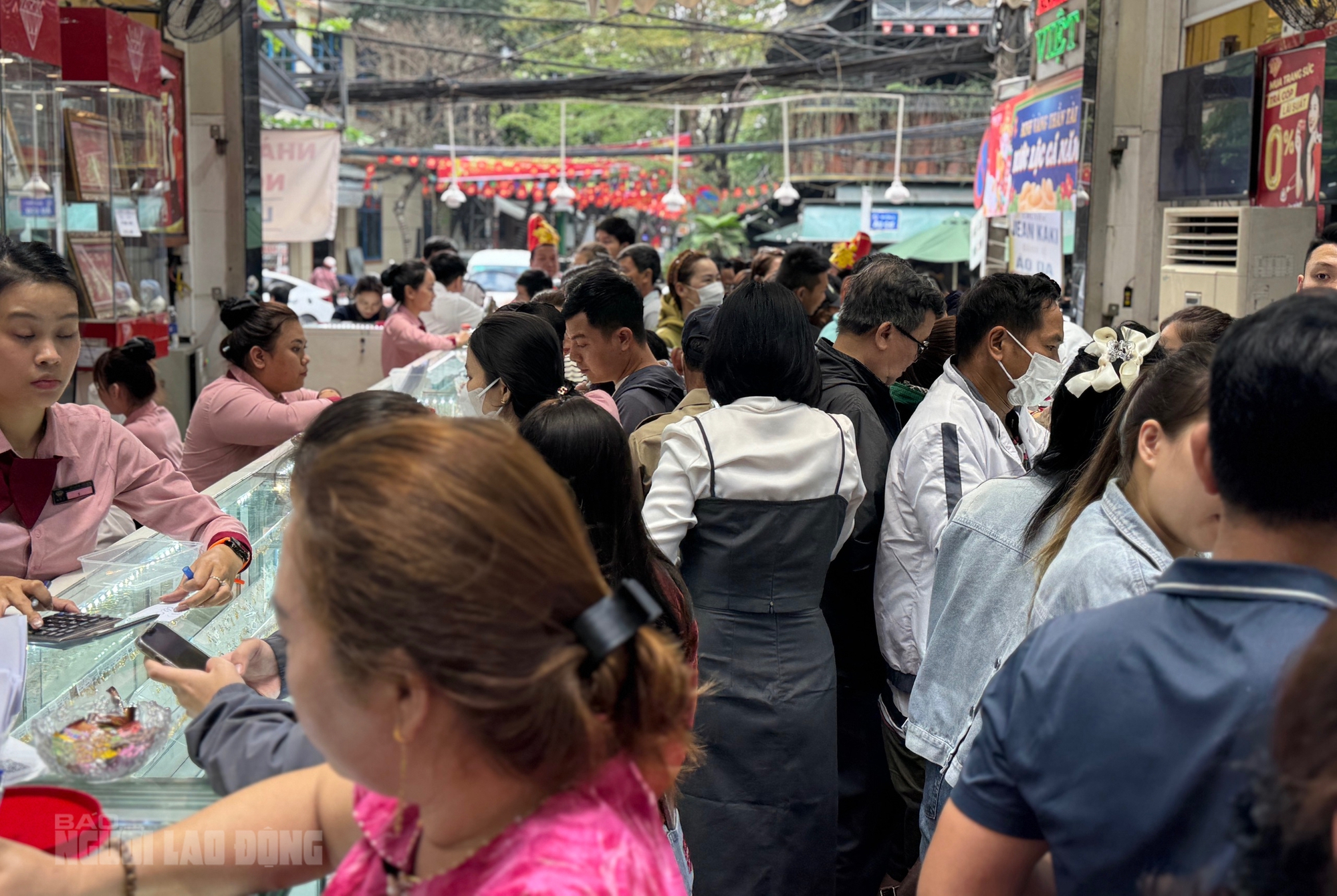 Tiệm v&agrave;ng ở Đ&agrave; Nẵng nhộn nhịp ng&agrave;y v&iacute;a Thần T&agrave;i 2026 với nhẫn nhỏ h&uacute;t kh&aacute;ch - Ảnh 3.