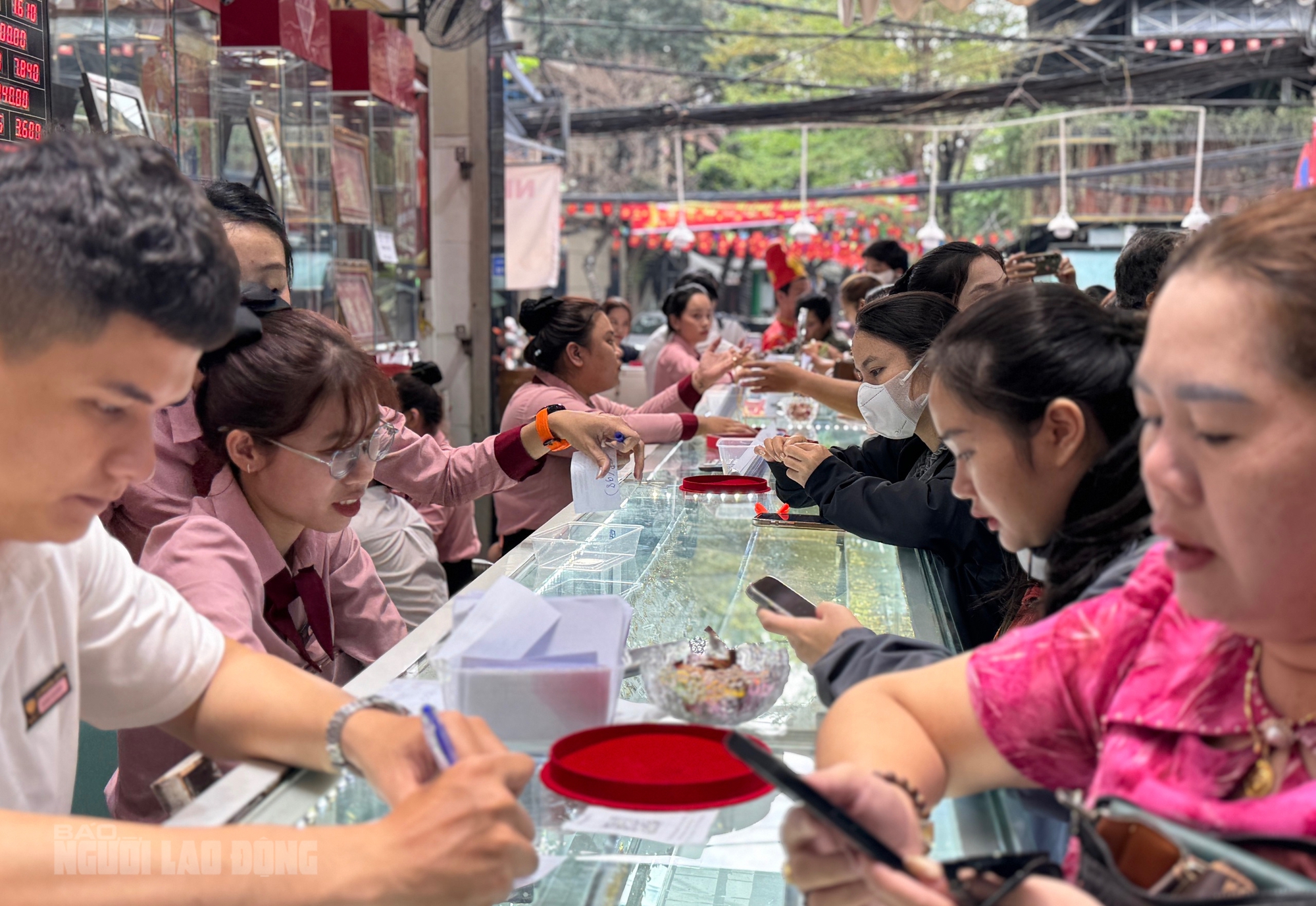 Tiệm v&agrave;ng ở Đ&agrave; Nẵng nhộn nhịp ng&agrave;y v&iacute;a Thần T&agrave;i 2026 với nhẫn nhỏ h&uacute;t kh&aacute;ch - Ảnh 4.