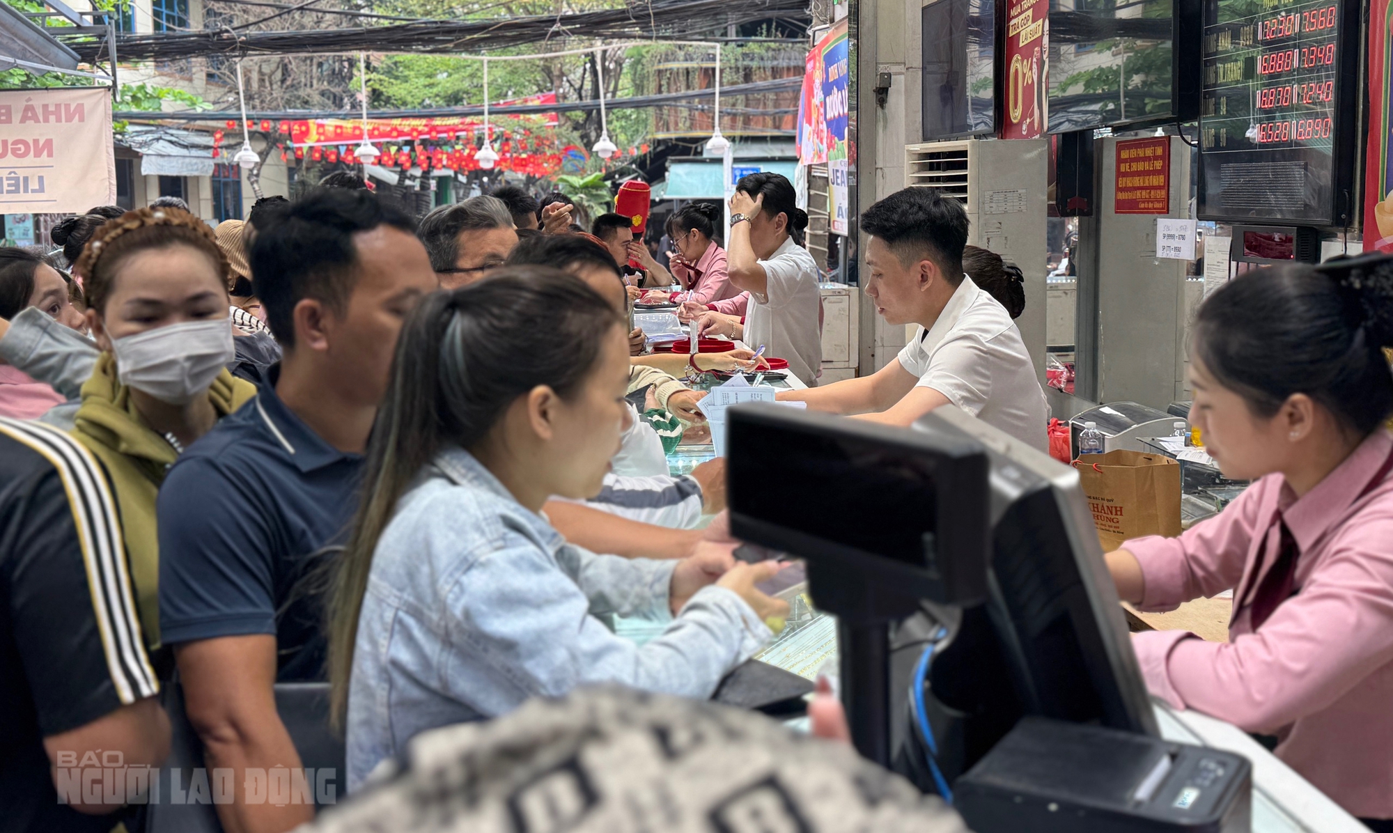 Tiệm v&agrave;ng ở Đ&agrave; Nẵng nhộn nhịp ng&agrave;y v&iacute;a Thần T&agrave;i 2026 với nhẫn nhỏ h&uacute;t kh&aacute;ch - Ảnh 5.