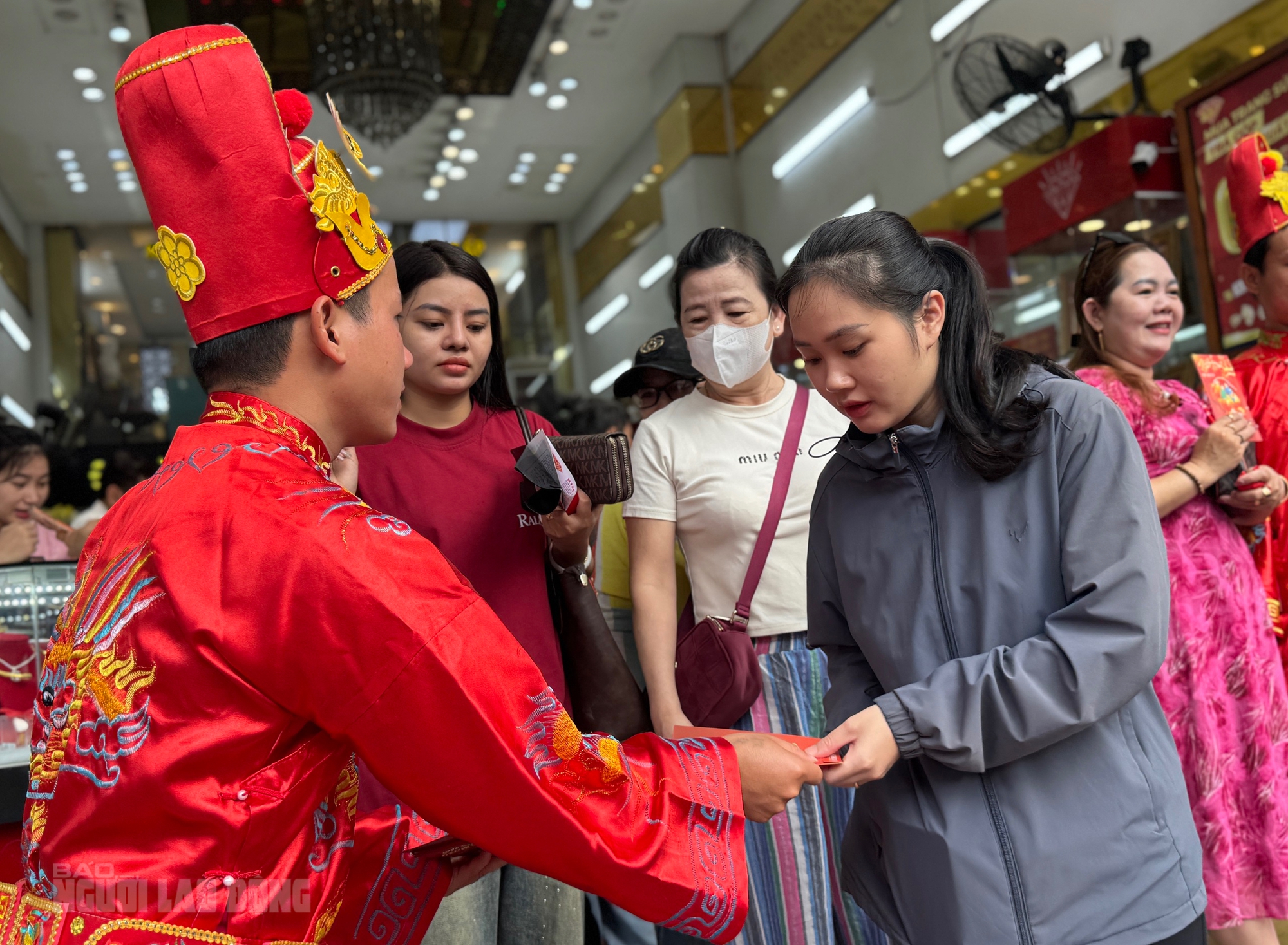 Tiệm v&agrave;ng ở Đ&agrave; Nẵng nhộn nhịp ng&agrave;y v&iacute;a Thần T&agrave;i 2026 với nhẫn nhỏ h&uacute;t kh&aacute;ch - Ảnh 7.