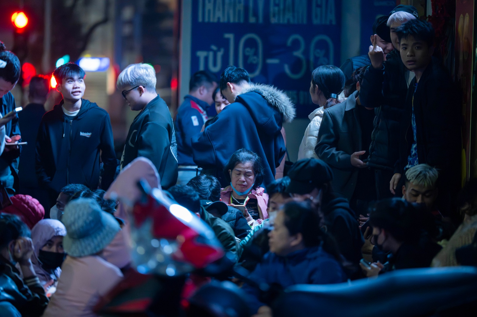 Kh&aacute;ch đội mưa chờ mua v&agrave;ng ng&agrave;y v&iacute;a Thần T&agrave;i tại Trần Nh&acirc;n T&ocirc;ng , H&agrave; Nội - Ảnh 5.