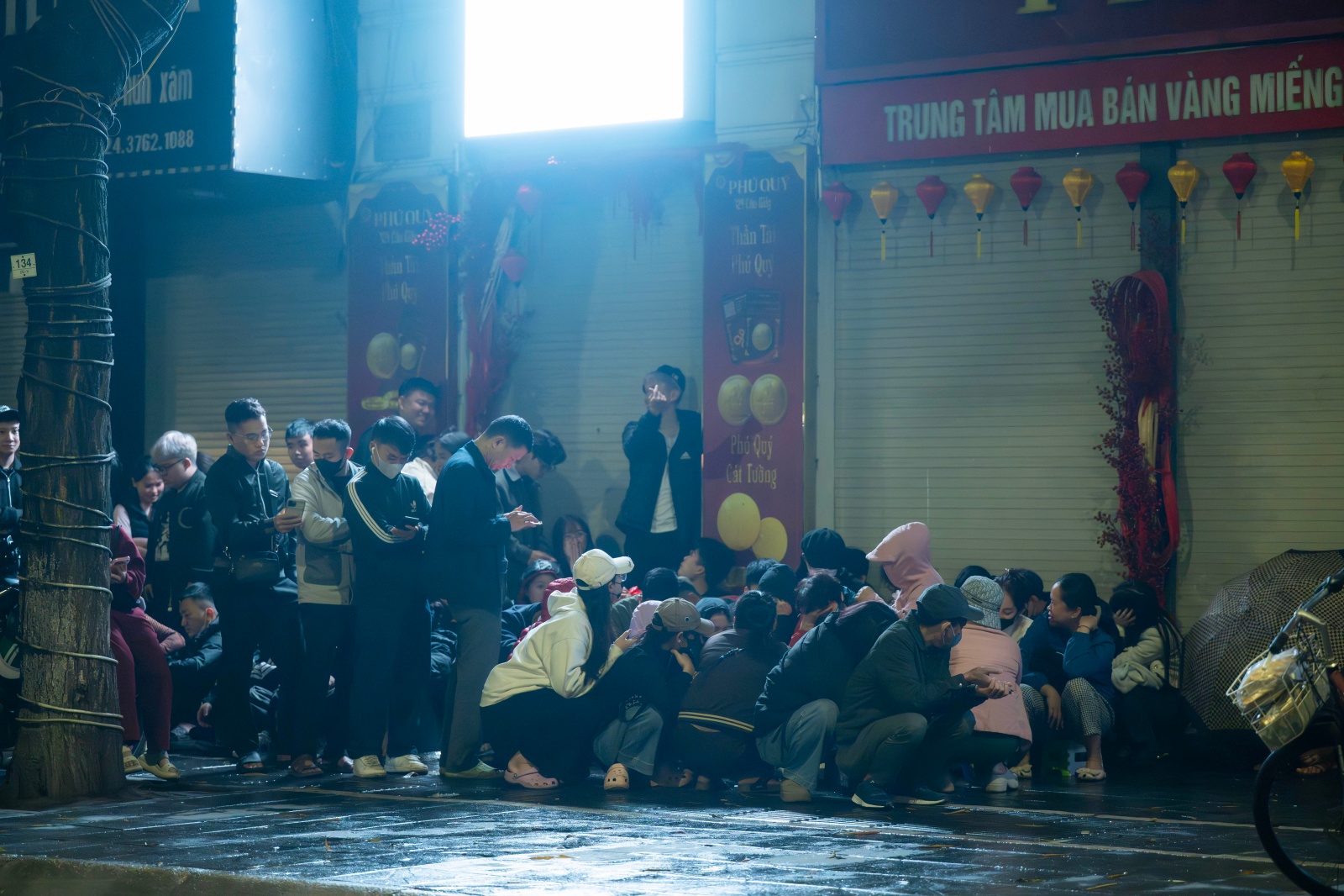 Kh&aacute;ch đội mưa chờ mua v&agrave;ng ng&agrave;y v&iacute;a Thần T&agrave;i tại Trần Nh&acirc;n T&ocirc;ng , H&agrave; Nội - Ảnh 7.