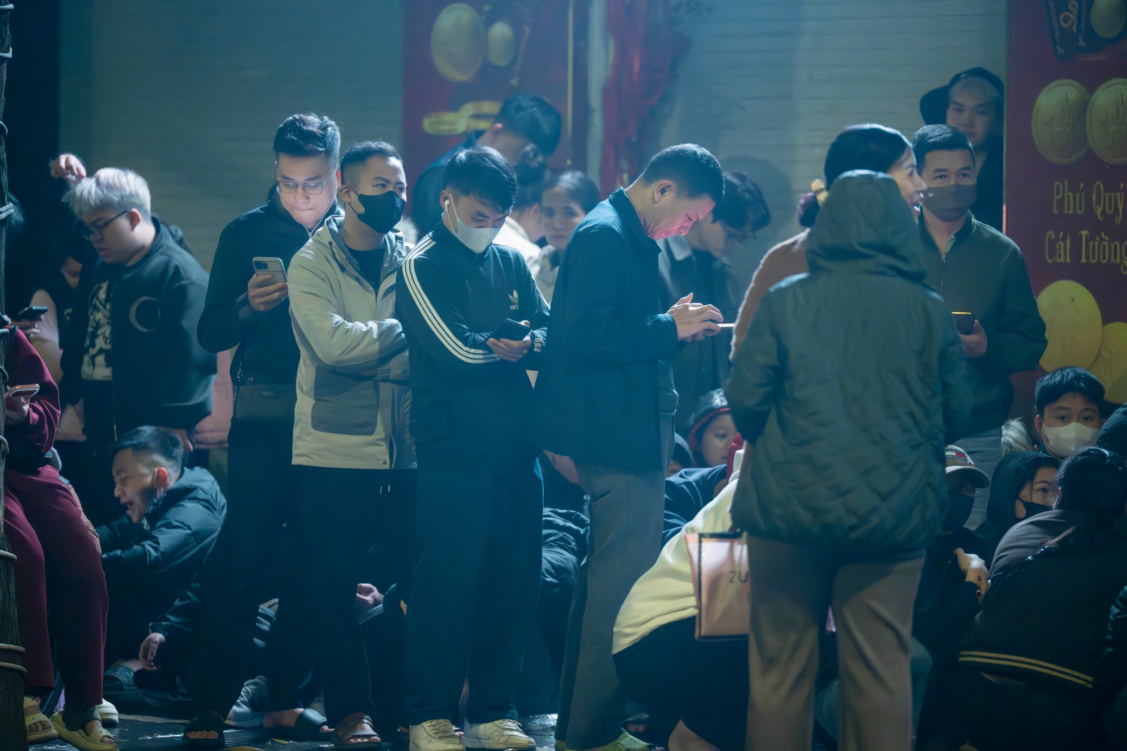 Kh&aacute;ch đội mưa chờ mua v&agrave;ng ng&agrave;y v&iacute;a Thần T&agrave;i tại Trần Nh&acirc;n T&ocirc;ng , H&agrave; Nội - Ảnh 6.