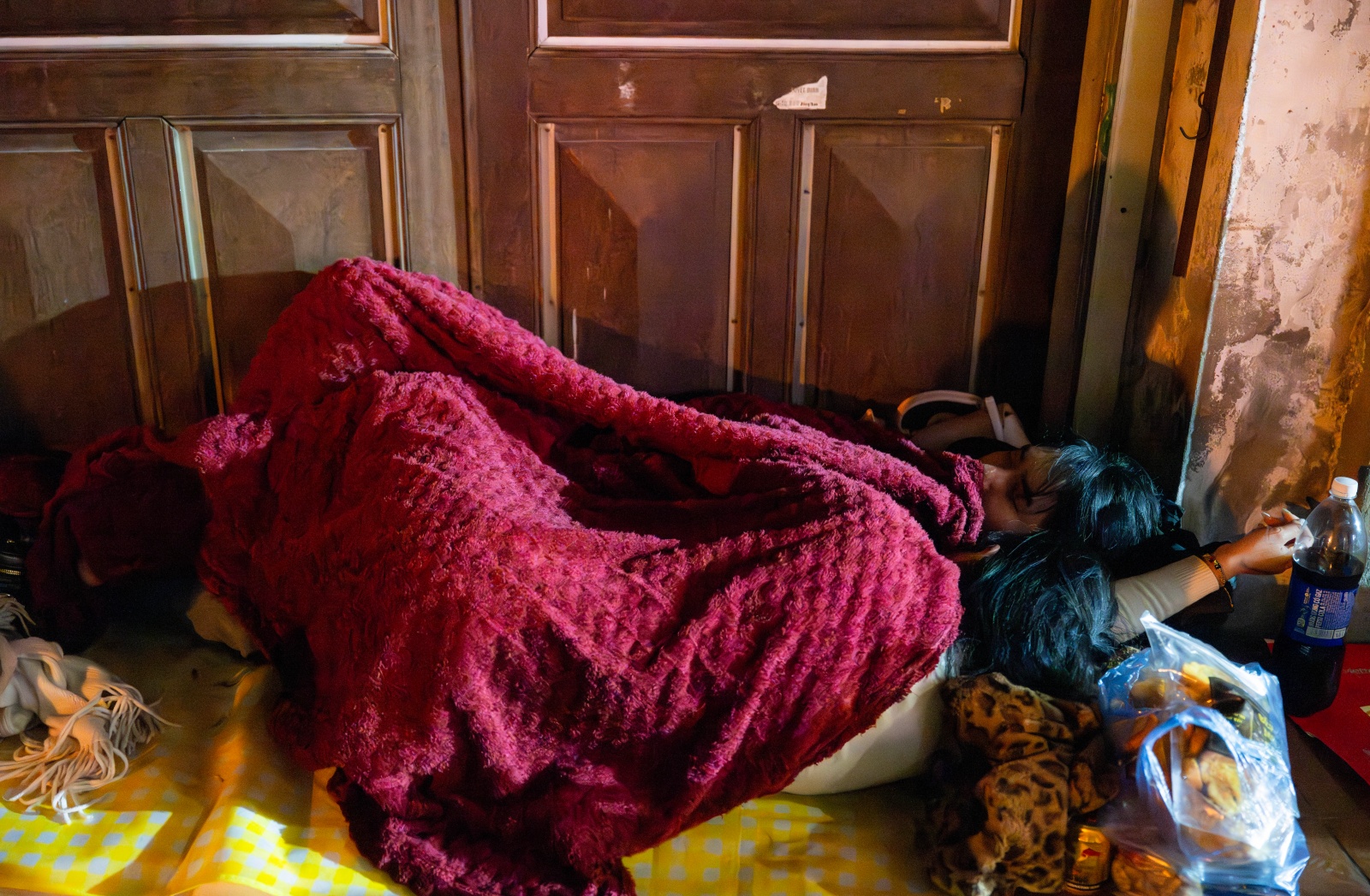 Kh&aacute;ch đội mưa chờ mua v&agrave;ng ng&agrave;y v&iacute;a Thần T&agrave;i tại Trần Nh&acirc;n T&ocirc;ng , H&agrave; Nội - Ảnh 4.