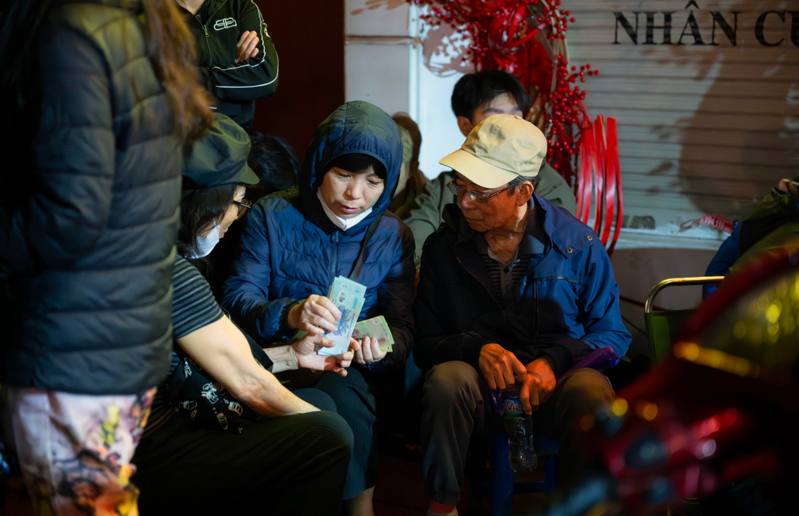 Kh&aacute;ch đội mưa chờ mua v&agrave;ng ng&agrave;y v&iacute;a Thần T&agrave;i tại Trần Nh&acirc;n T&ocirc;ng , H&agrave; Nội - Ảnh 3.