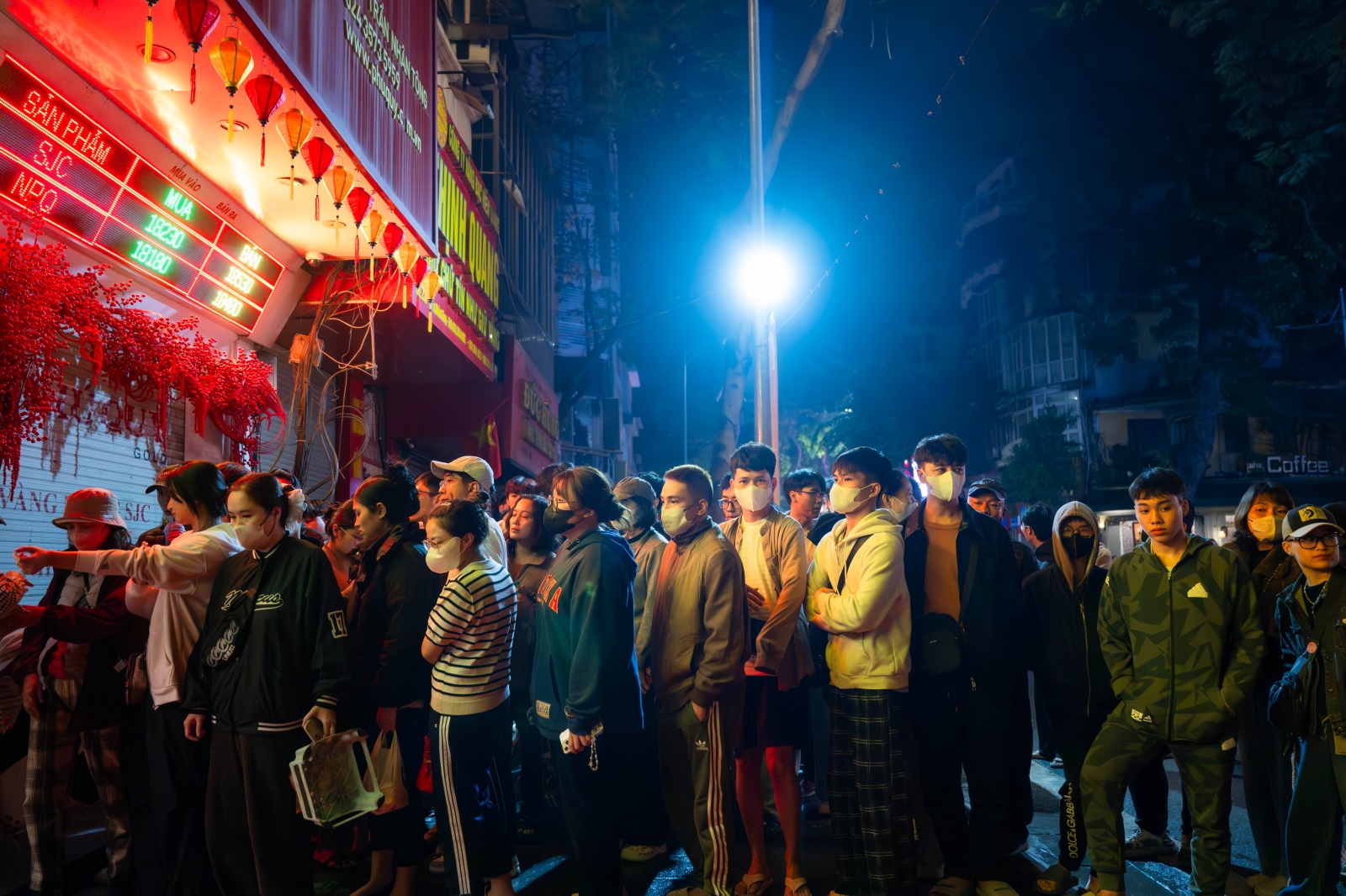 Kh&aacute;ch đội mưa chờ mua v&agrave;ng ng&agrave;y v&iacute;a Thần T&agrave;i tại Trần Nh&acirc;n T&ocirc;ng , H&agrave; Nội - Ảnh 2.