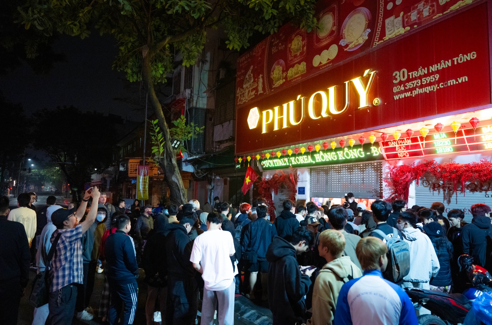 Kh&aacute;ch đội mưa chờ mua v&agrave;ng ng&agrave;y v&iacute;a Thần T&agrave;i tại Trần Nh&acirc;n T&ocirc;ng , H&agrave; Nội - Ảnh 1.