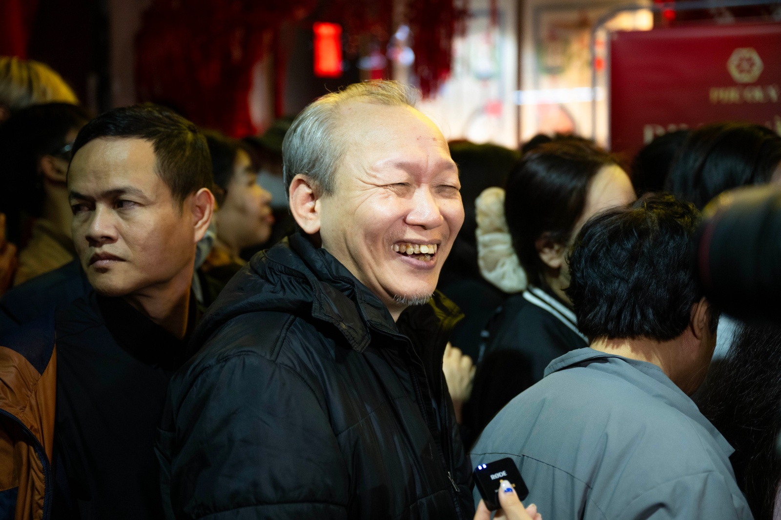 Kh&aacute;ch đội mưa chờ mua v&agrave;ng ng&agrave;y v&iacute;a Thần T&agrave;i tại Trần Nh&acirc;n T&ocirc;ng , H&agrave; Nội - Ảnh 8.