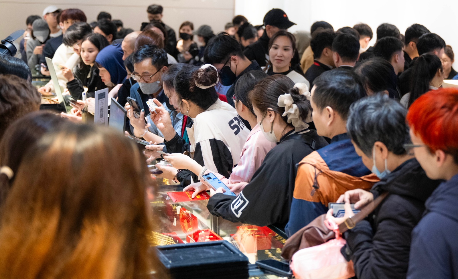 Kh&aacute;ch đội mưa chờ mua v&agrave;ng ng&agrave;y v&iacute;a Thần T&agrave;i tại Trần Nh&acirc;n T&ocirc;ng , H&agrave; Nội - Ảnh 13.