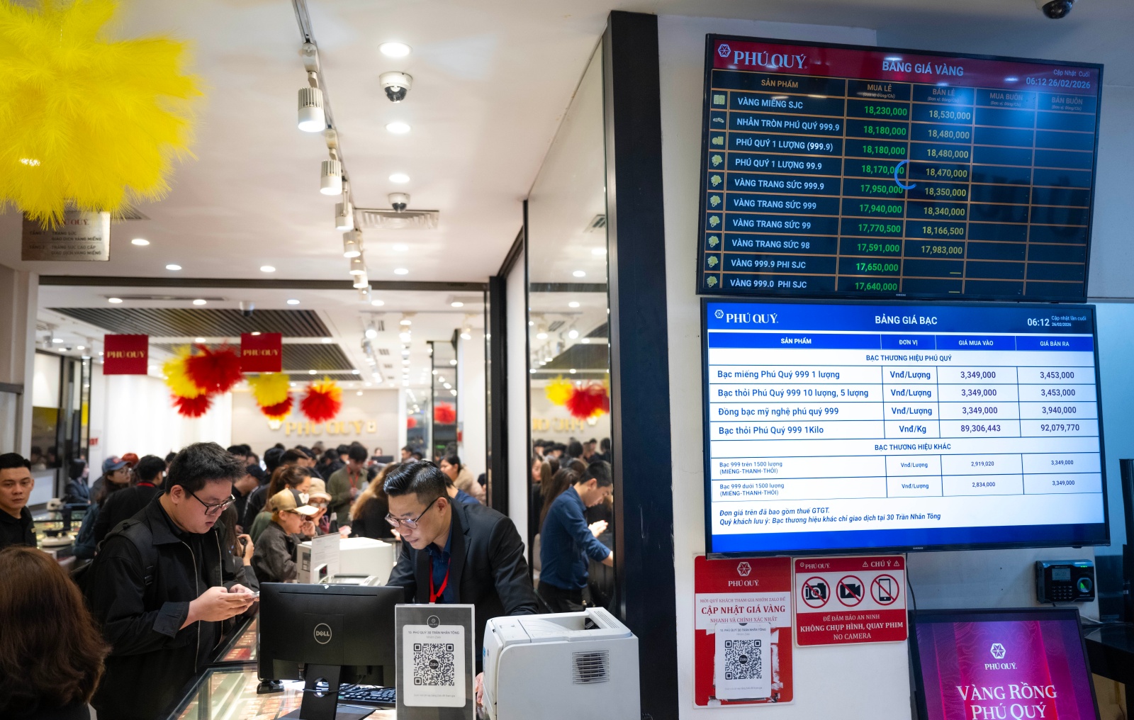 Kh&aacute;ch đội mưa chờ mua v&agrave;ng ng&agrave;y v&iacute;a Thần T&agrave;i tại Trần Nh&acirc;n T&ocirc;ng , H&agrave; Nội - Ảnh 14.