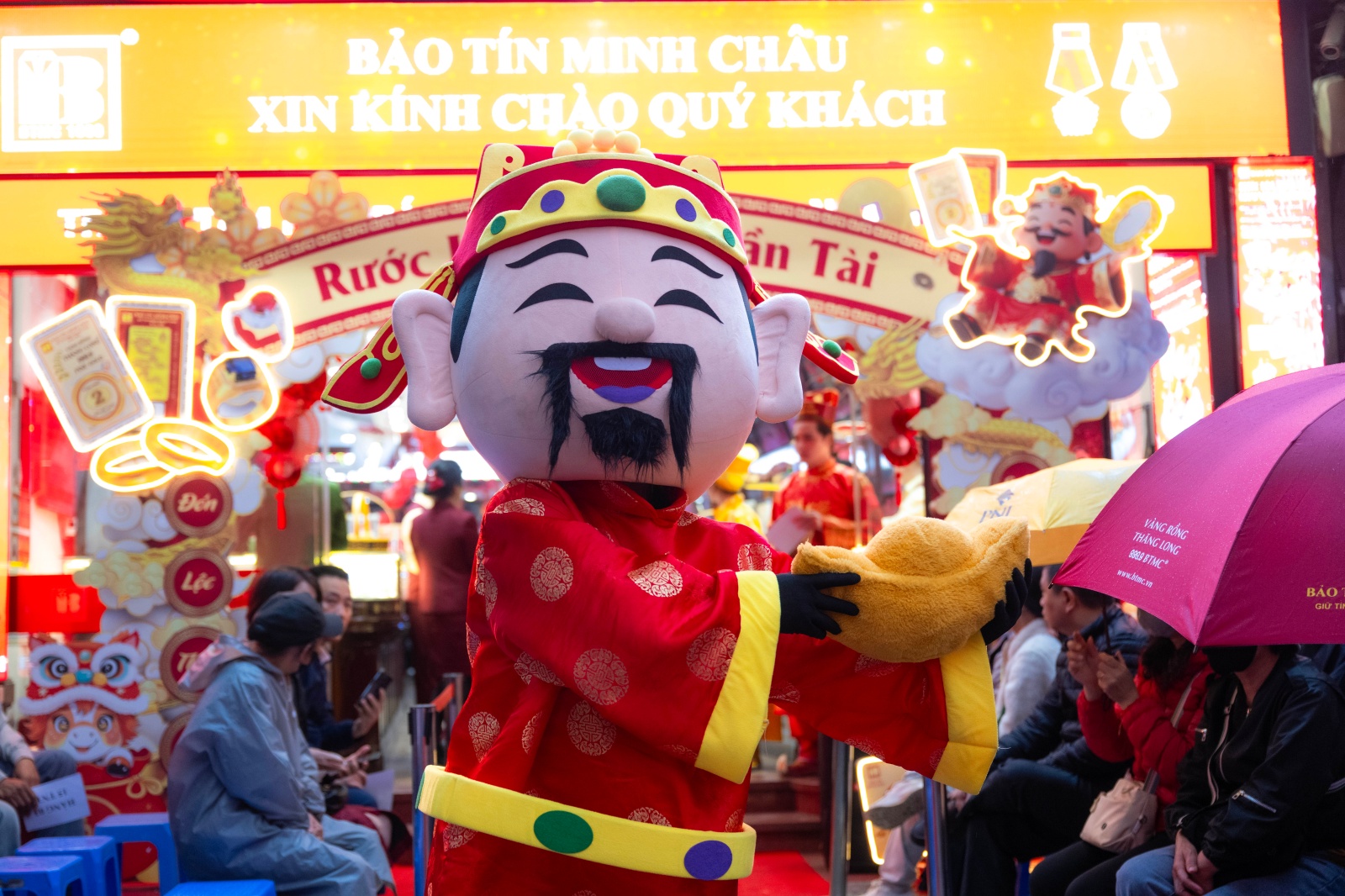 Kh&aacute;ch đội mưa chờ mua v&agrave;ng ng&agrave;y v&iacute;a Thần T&agrave;i tại Trần Nh&acirc;n T&ocirc;ng , H&agrave; Nội - Ảnh 17.