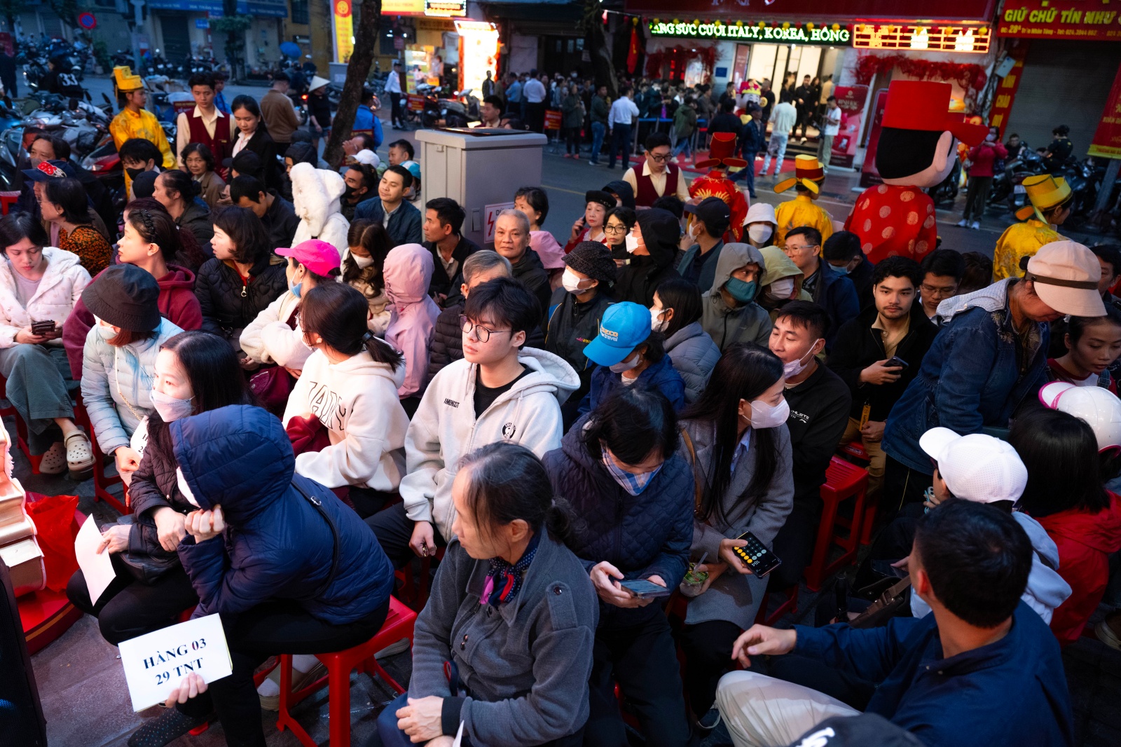 Kh&aacute;ch đội mưa chờ mua v&agrave;ng ng&agrave;y v&iacute;a Thần T&agrave;i tại Trần Nh&acirc;n T&ocirc;ng , H&agrave; Nội - Ảnh 9.