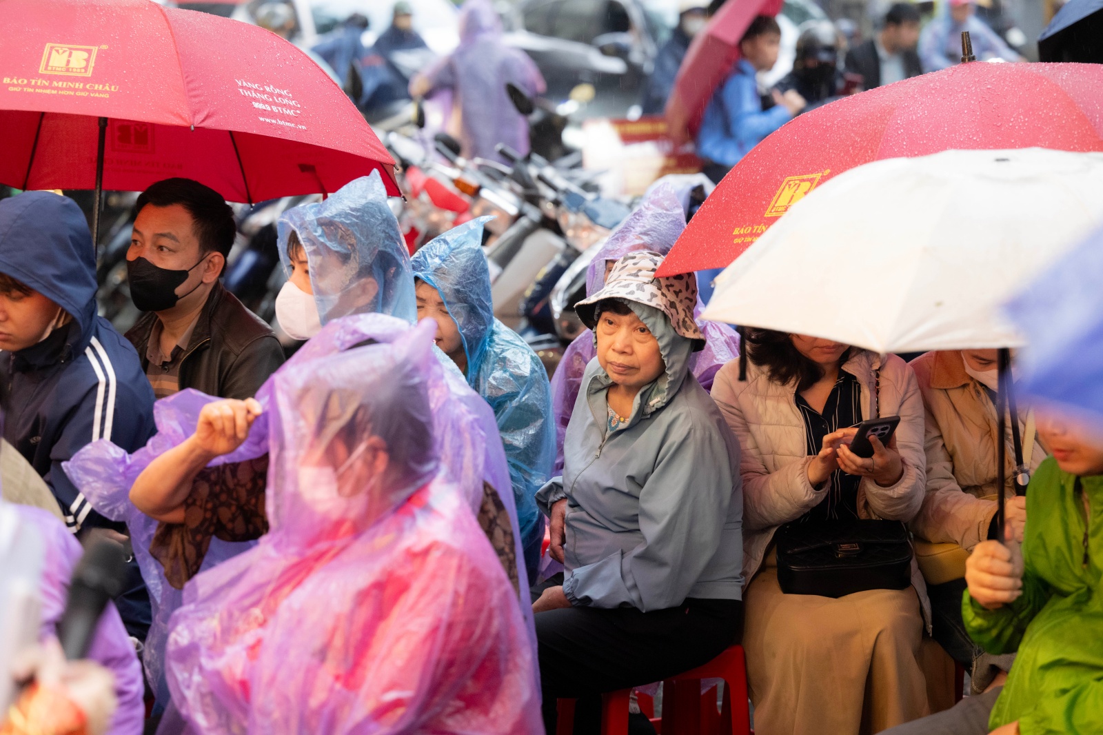Kh&aacute;ch đội mưa chờ mua v&agrave;ng ng&agrave;y v&iacute;a Thần T&agrave;i tại Trần Nh&acirc;n T&ocirc;ng , H&agrave; Nội - Ảnh 16.