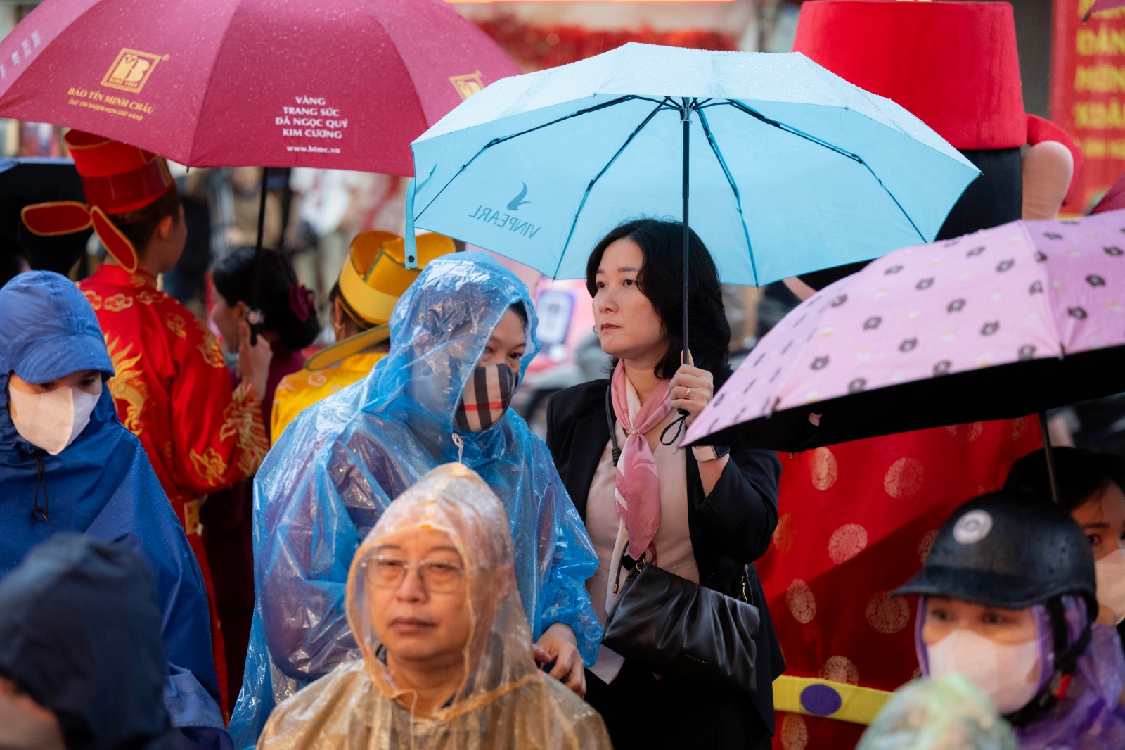 Kh&aacute;ch đội mưa chờ mua v&agrave;ng ng&agrave;y v&iacute;a Thần T&agrave;i tại Trần Nh&acirc;n T&ocirc;ng , H&agrave; Nội - Ảnh 15.