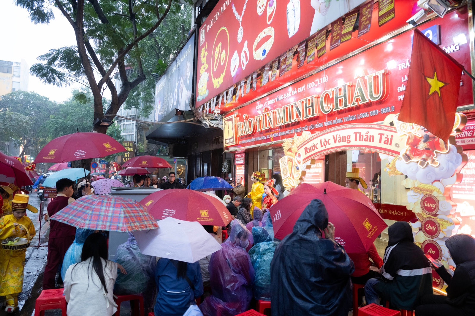 Kh&aacute;ch đội mưa chờ mua v&agrave;ng ng&agrave;y v&iacute;a Thần T&agrave;i tại Trần Nh&acirc;n T&ocirc;ng , H&agrave; Nội - Ảnh 12.