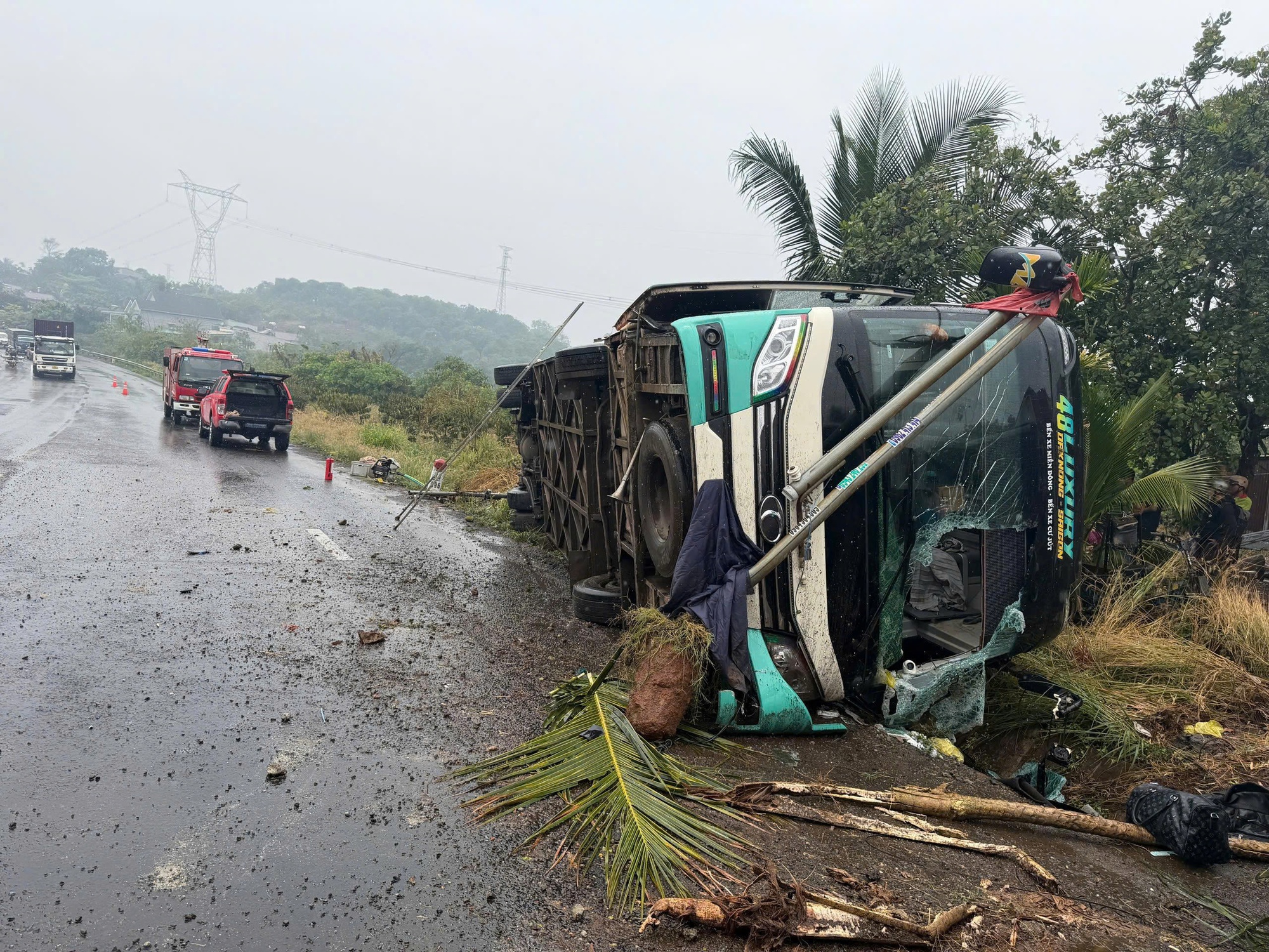 Lật xe khách ở Đồng Nai 2026 khiến 1 người chết và 2 người bị thương - Ảnh 1. Lật xe khách ở Đồng Nai 2026 khiến 1 người chết và 2 người bị thương - Ảnh 1.