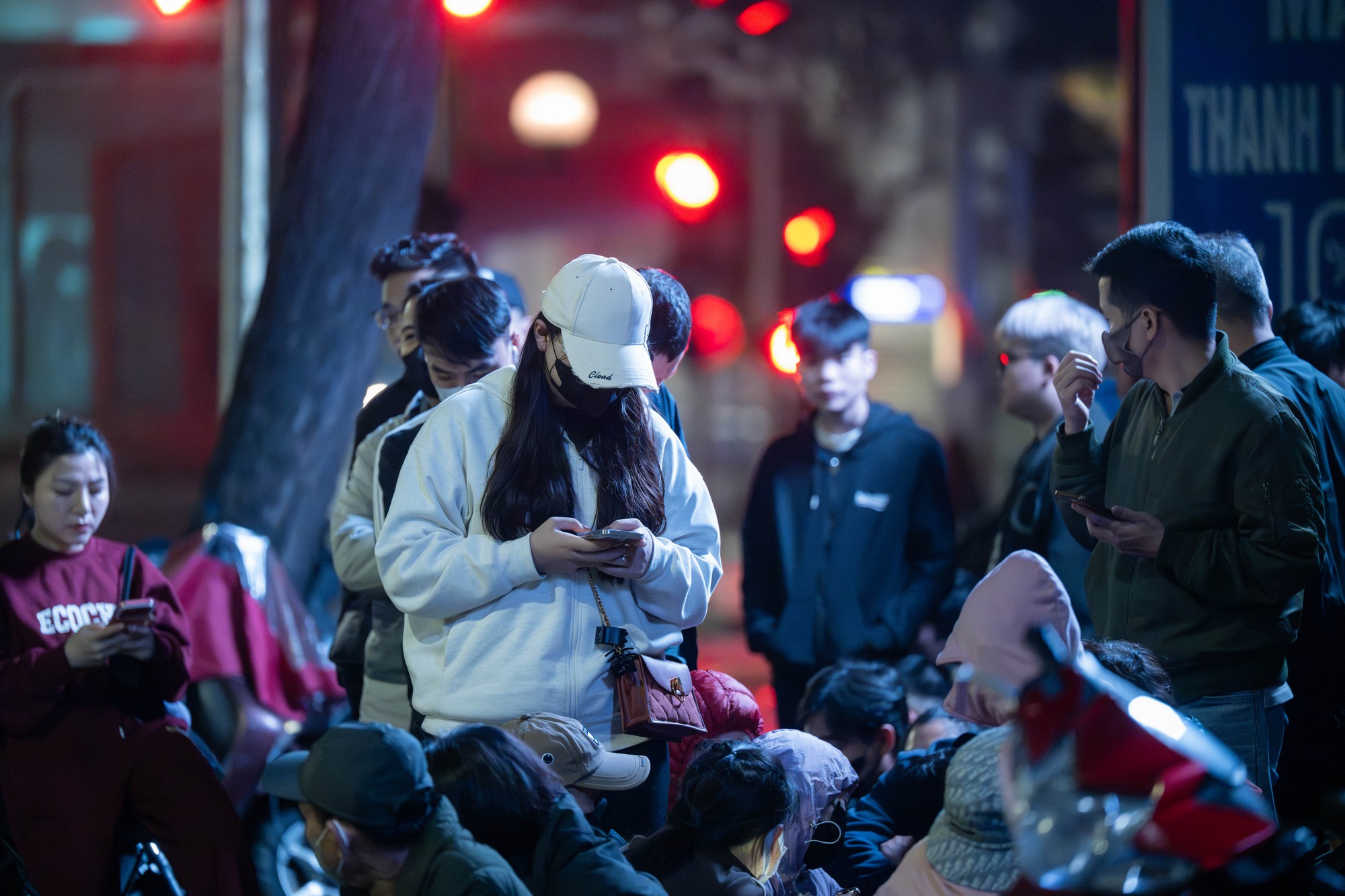 Kh&aacute;ch đội mưa chờ mua v&agrave;ng ng&agrave;y v&iacute;a Thần T&agrave;i tại Trần Nh&acirc;n T&ocirc;ng , H&agrave; Nội - Ảnh 11.