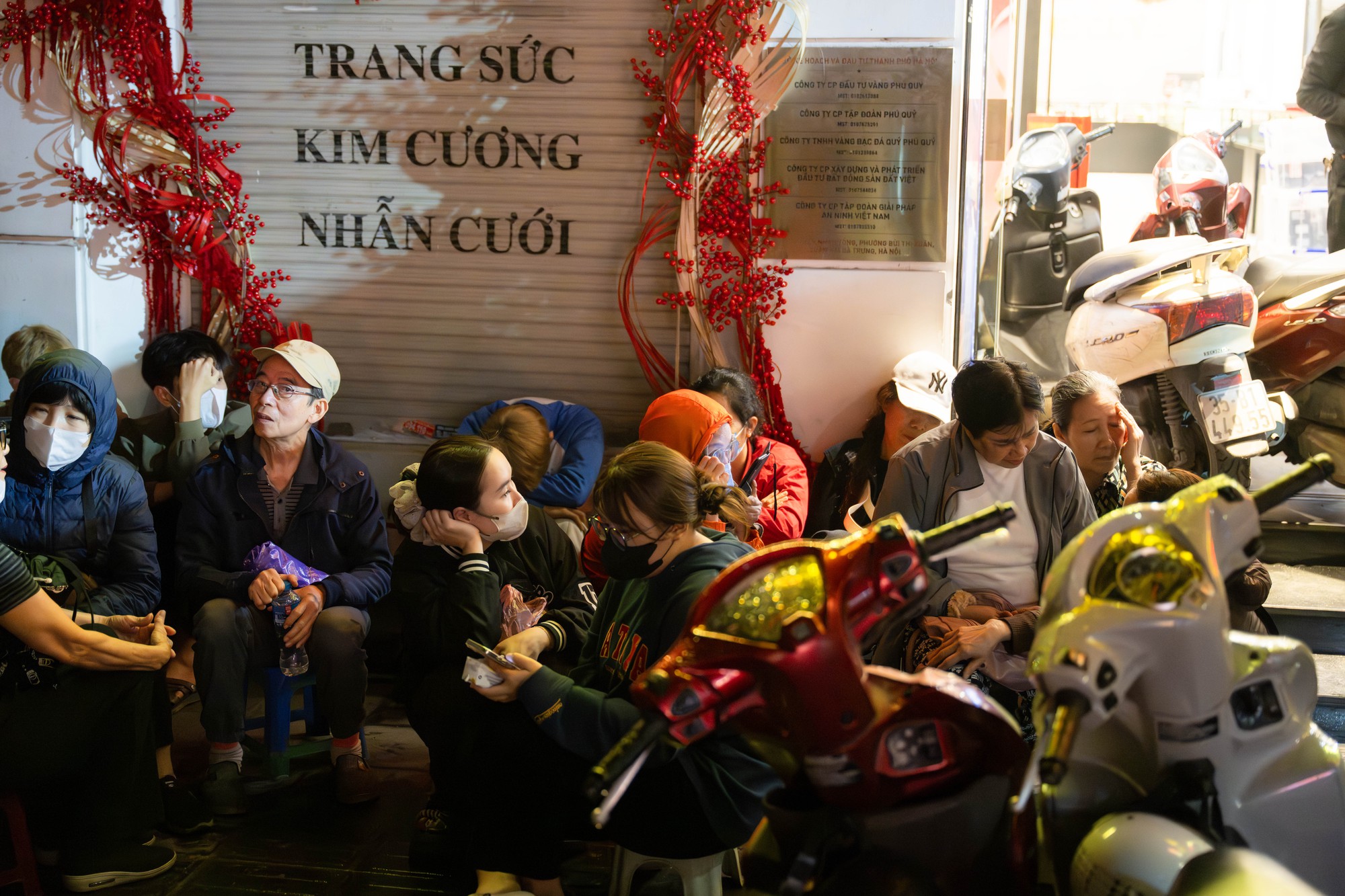 Kh&aacute;ch đội mưa chờ mua v&agrave;ng ng&agrave;y v&iacute;a Thần T&agrave;i tại Trần Nh&acirc;n T&ocirc;ng , H&agrave; Nội - Ảnh 10.