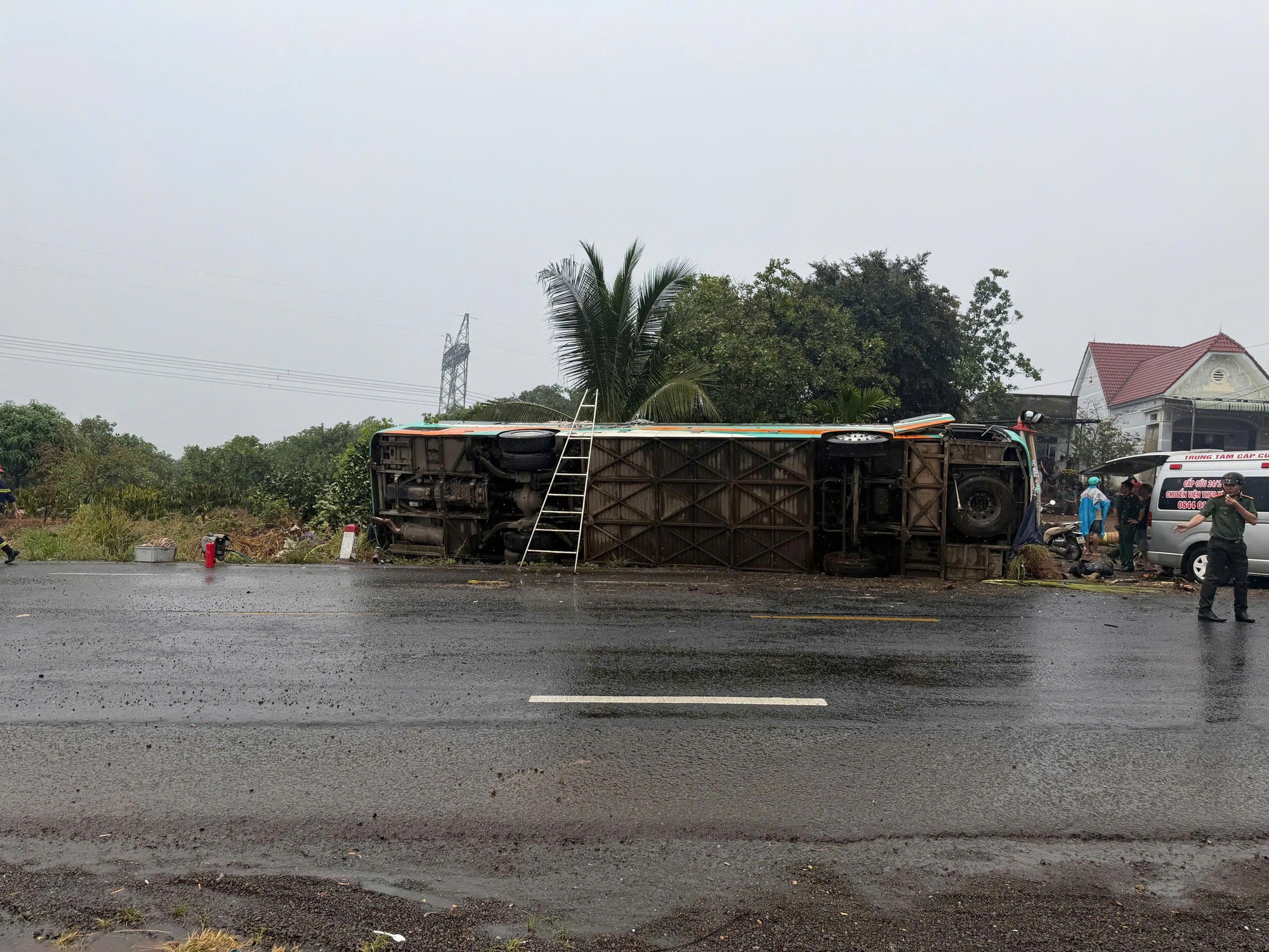Lật xe khách ở Đồng Nai 2026 khiến 1 người chết và 2 người bị thương - Ảnh 2. Lật xe khách ở Đồng Nai 2026 khiến 1 người chết và 2 người bị thương - Ảnh 2.