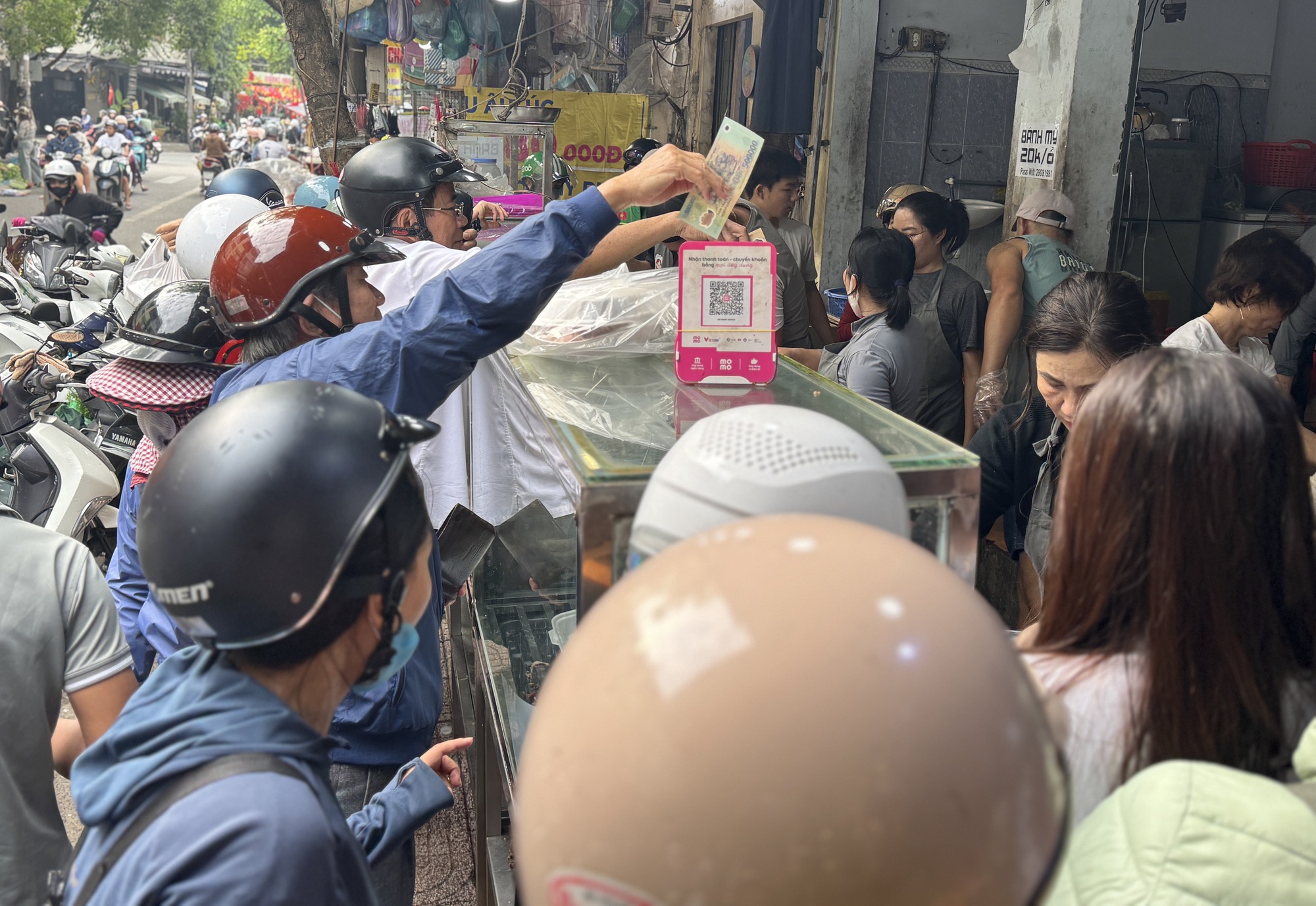 Tiệm v&agrave;ng ở Đ&agrave; Nẵng nhộn nhịp ng&agrave;y v&iacute;a Thần T&agrave;i 2026 với nhẫn nhỏ h&uacute;t kh&aacute;ch - Ảnh 8.