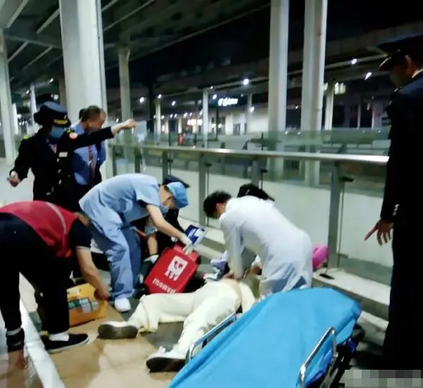 Nữ sinh năm nhất ngồi t&agrave;u 31 tiếng bất ngờ ngừng tim: B&aacute;c sĩ cảnh b&aacute;o hội chứng &ldquo;hạng phổ th&ocirc;ng&rdquo; - Ảnh 1.