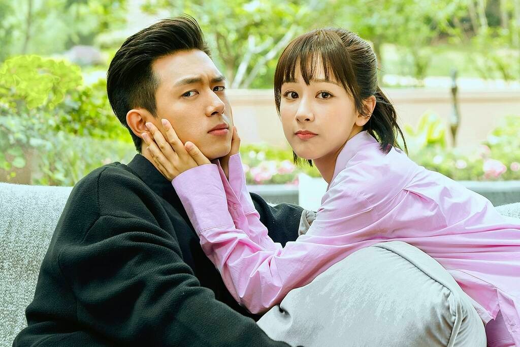 Bạn trai tin đồn k&eacute;m 4 tuổi 