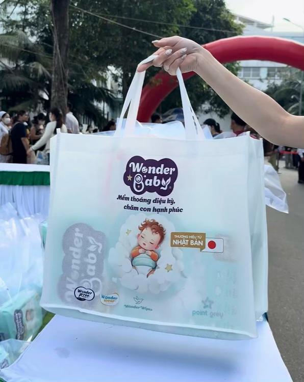 Hàng trăm em bé trên toàn quốc nhận quà "độc lạ" ngay khi chào đời - Ảnh 3.