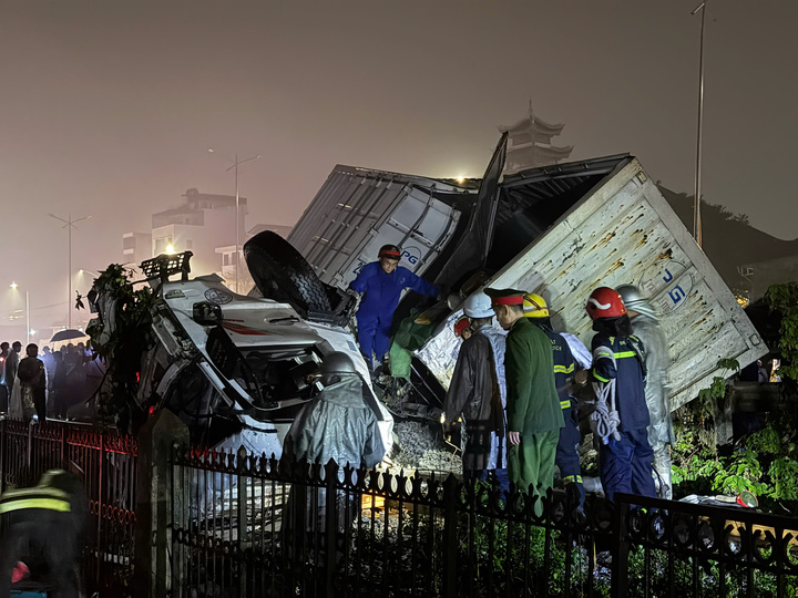 Tai nạn đường sắt ở H&agrave; Nội: T&agrave;i xế xe tải cố t&igrave;nh vượt đ&egrave;n b&aacute;o g&acirc;y hậu quả nghi&ecirc;m trọng - Ảnh 1.