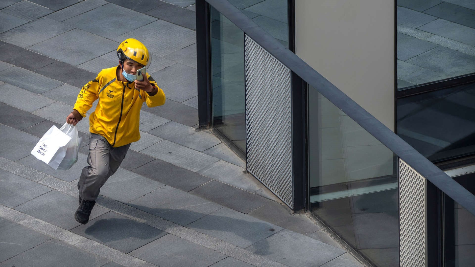 Cụ b&agrave; 80 tuổi ở Thượng Hải bị shipper lừa đảo 3 , 3 tỷ đồng trong sự tin tưởng m&ugrave; qu&aacute;ng - Ảnh 1.