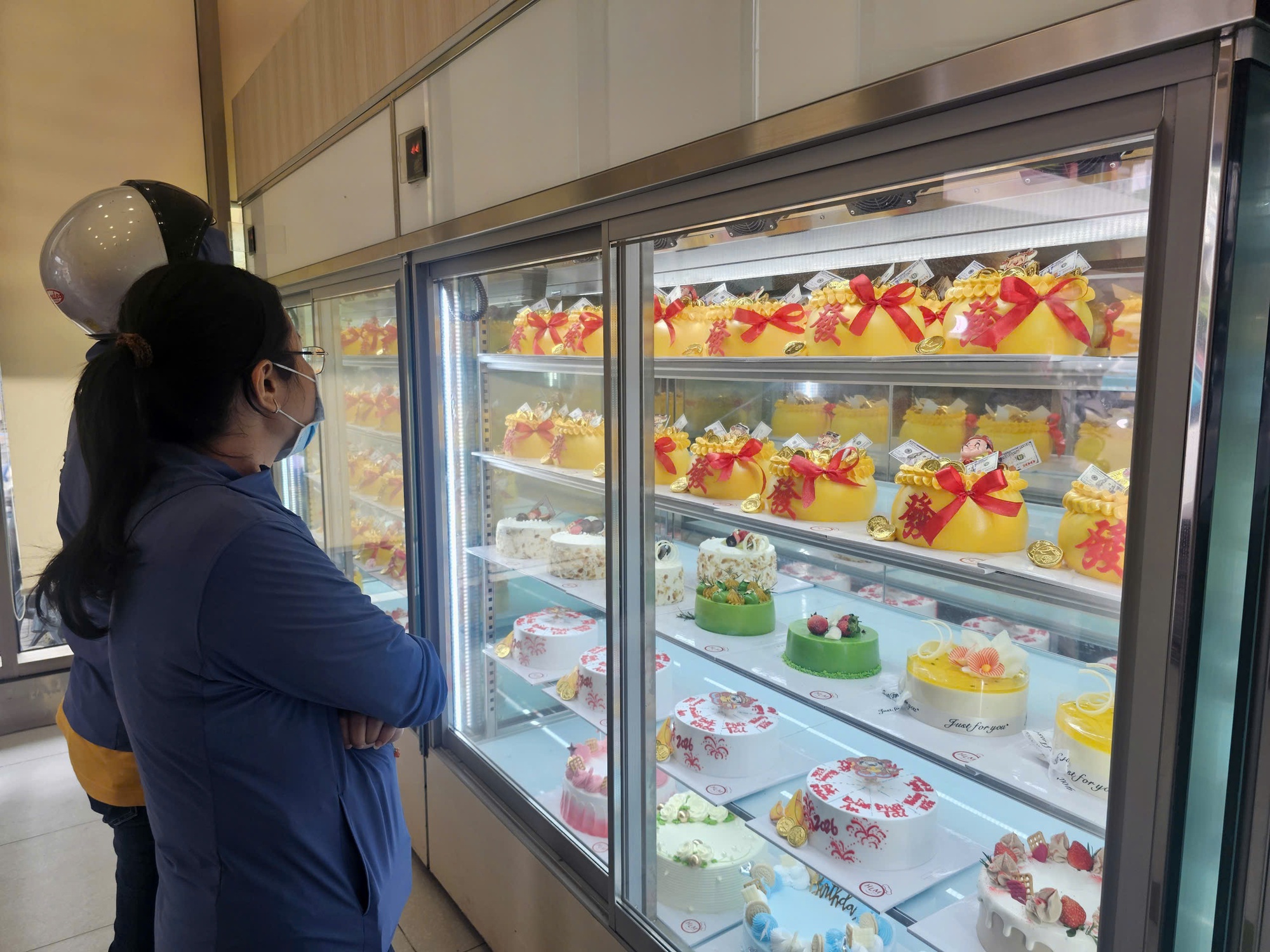 Những mặt h&agrave;ng ti&ecirc;u d&ugrave;ng ch&aacute;y h&agrave;ng dịp v&iacute;a Thần T&agrave;i 2026 - Ảnh 1.