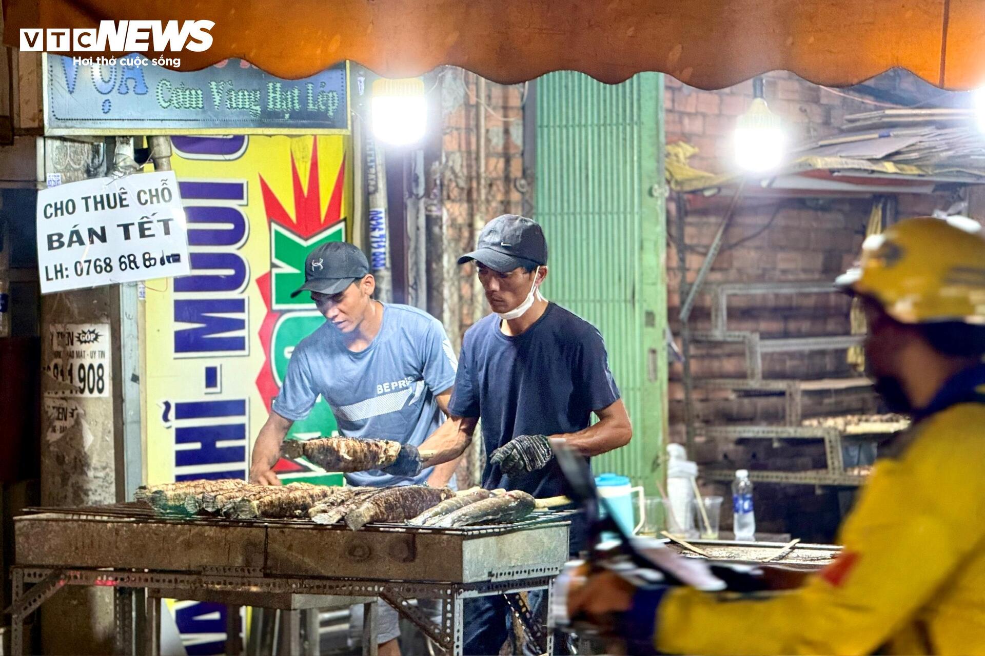 Phố c&aacute; l&oacute;c nướng TP . HCM m&ugrave;a Thần T&agrave;i 2026: Nỗi lo sức mua giảm - Ảnh 14.