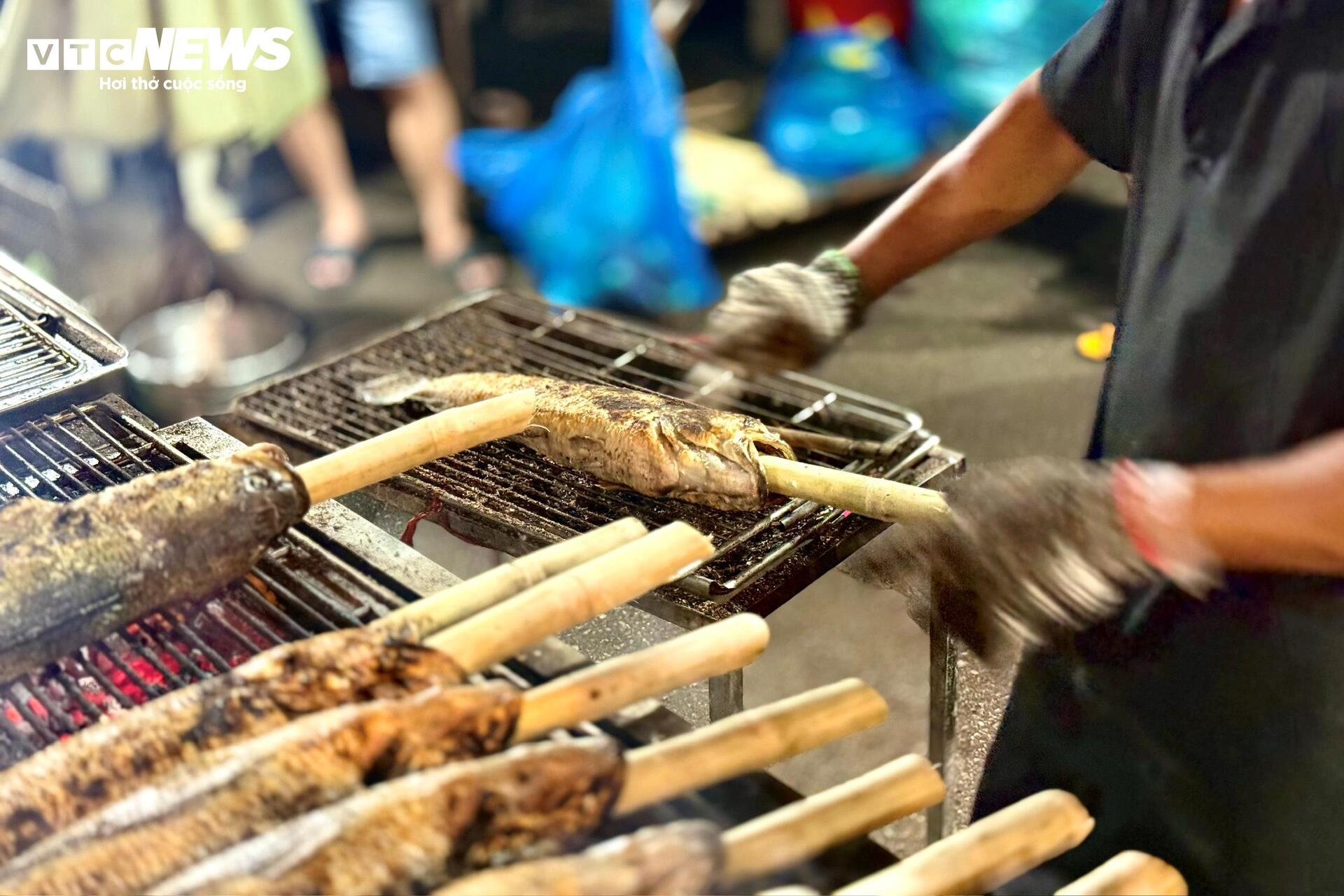 Phố c&aacute; l&oacute;c nướng TP . HCM m&ugrave;a Thần T&agrave;i 2026: Nỗi lo sức mua giảm - Ảnh 15.