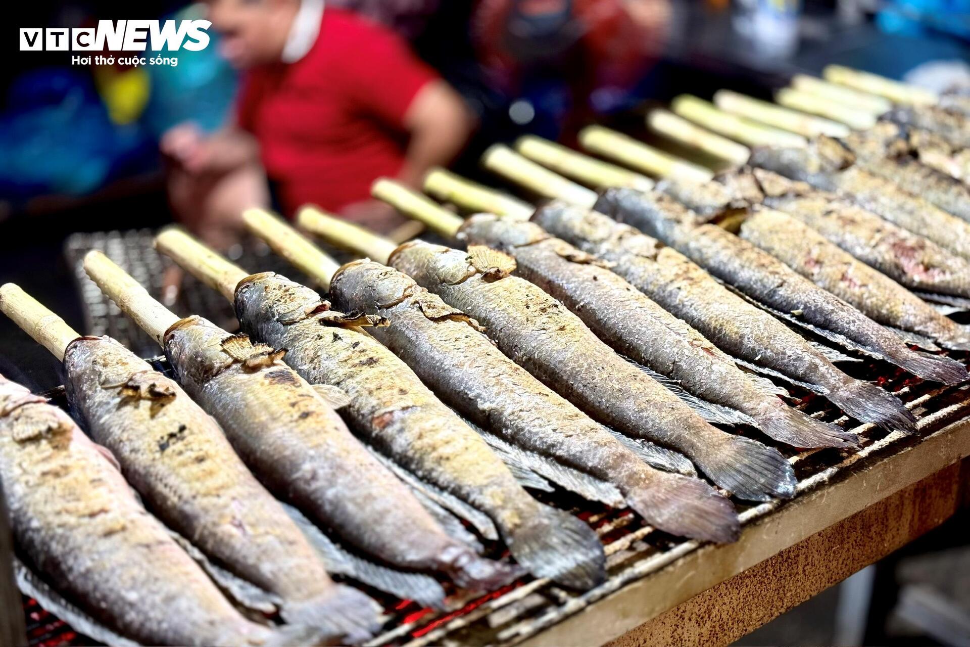 Phố c&aacute; l&oacute;c nướng TP . HCM m&ugrave;a Thần T&agrave;i 2026: Nỗi lo sức mua giảm - Ảnh 4.