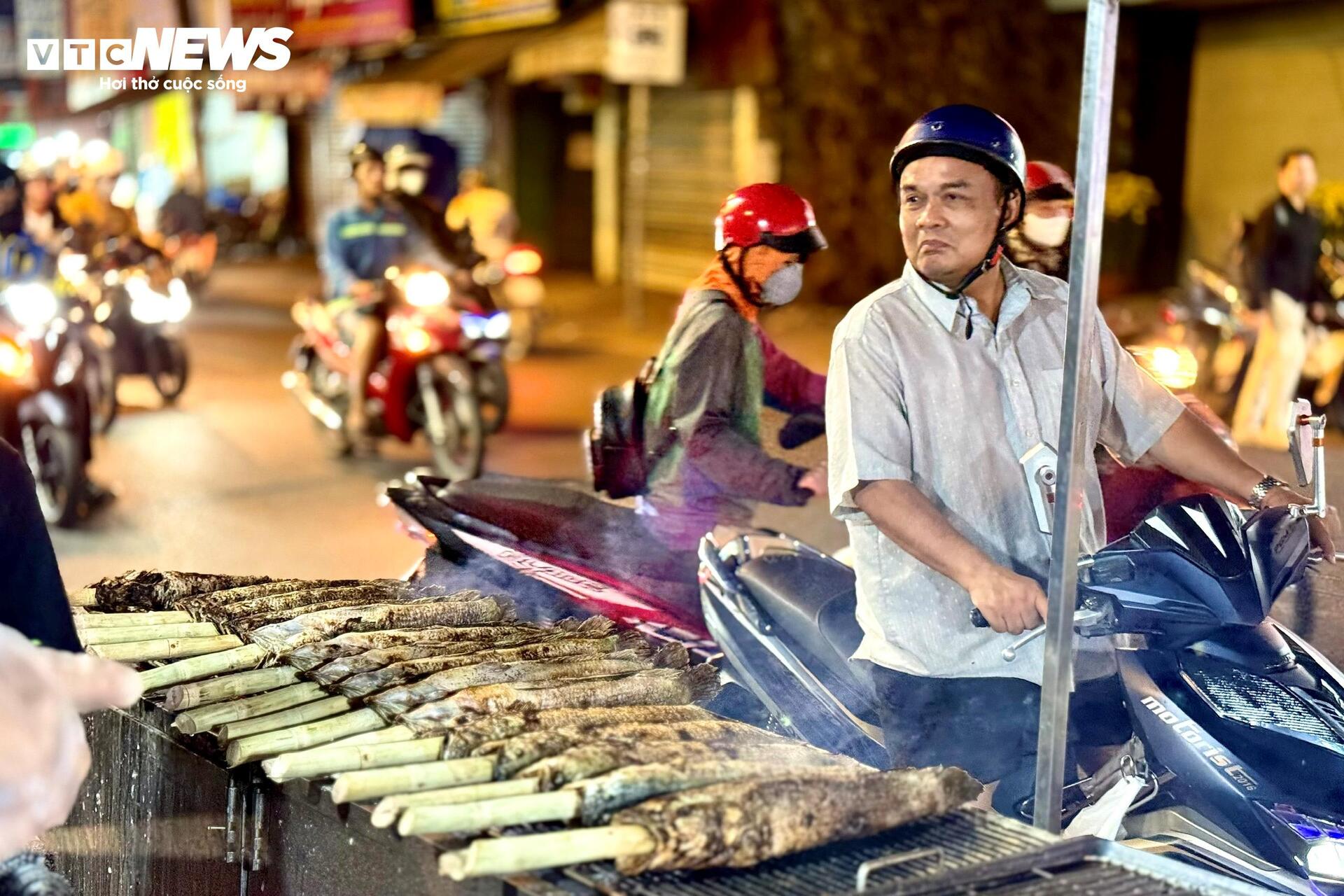 Phố c&aacute; l&oacute;c nướng TP . HCM m&ugrave;a Thần T&agrave;i 2026: Nỗi lo sức mua giảm - Ảnh 7.