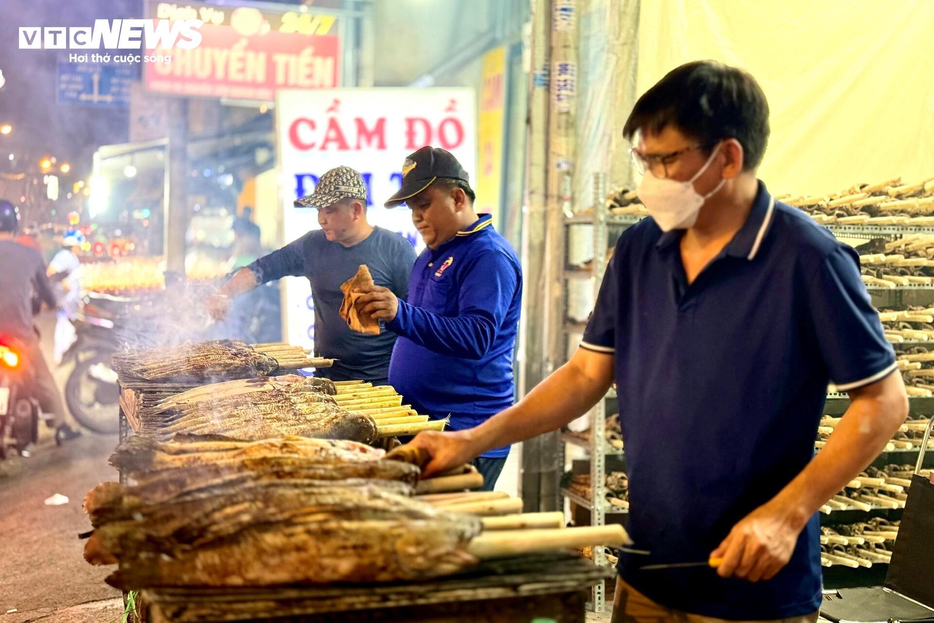 Phố c&aacute; l&oacute;c nướng TP . HCM m&ugrave;a Thần T&agrave;i 2026: Nỗi lo sức mua giảm - Ảnh 3.