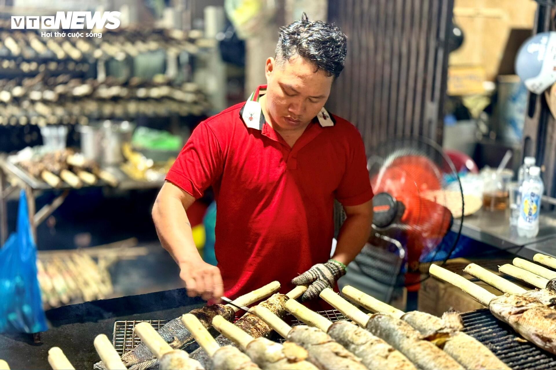 Phố c&aacute; l&oacute;c nướng TP . HCM m&ugrave;a Thần T&agrave;i 2026: Nỗi lo sức mua giảm - Ảnh 13.