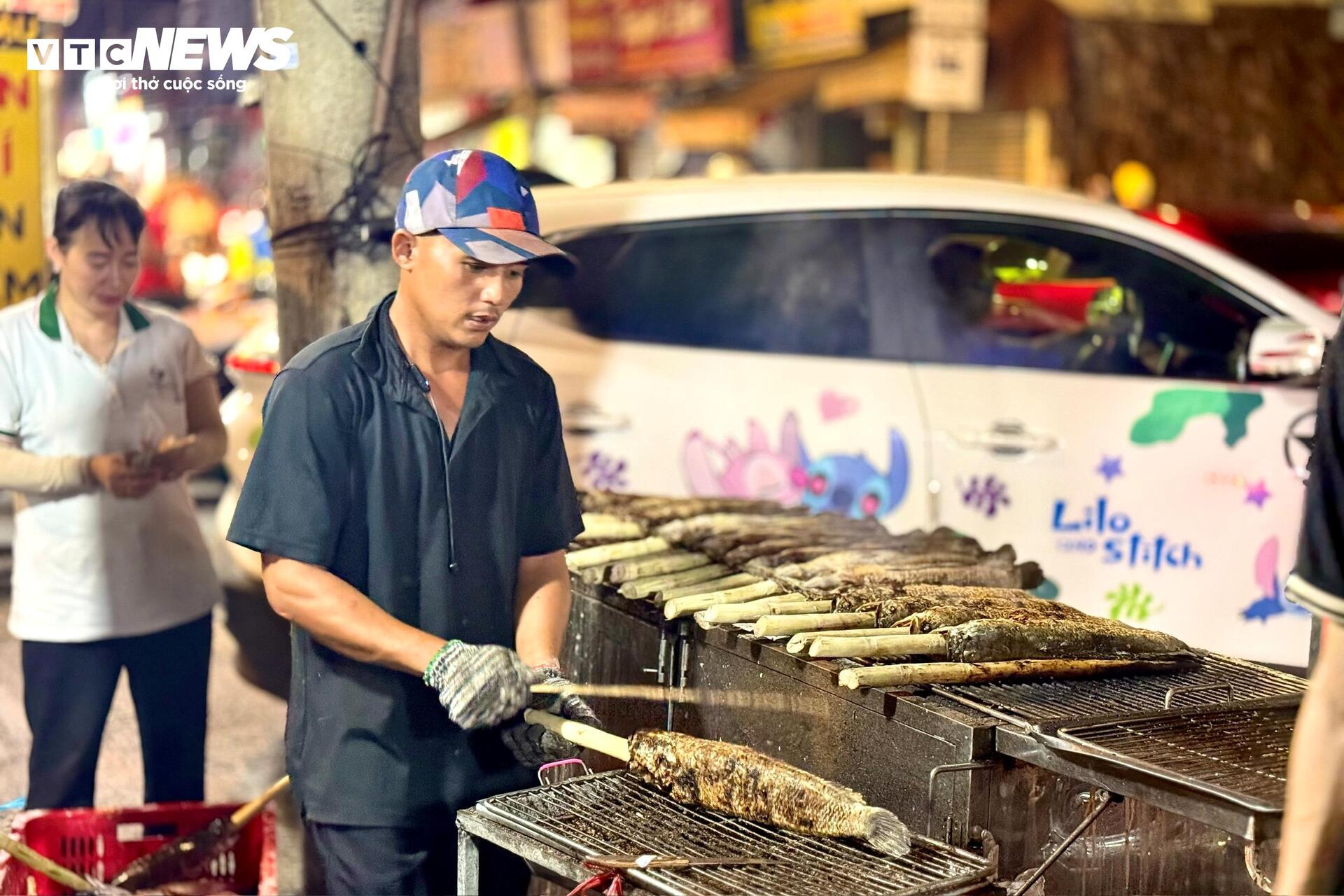 Phố c&aacute; l&oacute;c nướng TP . HCM m&ugrave;a Thần T&agrave;i 2026: Nỗi lo sức mua giảm - Ảnh 8.