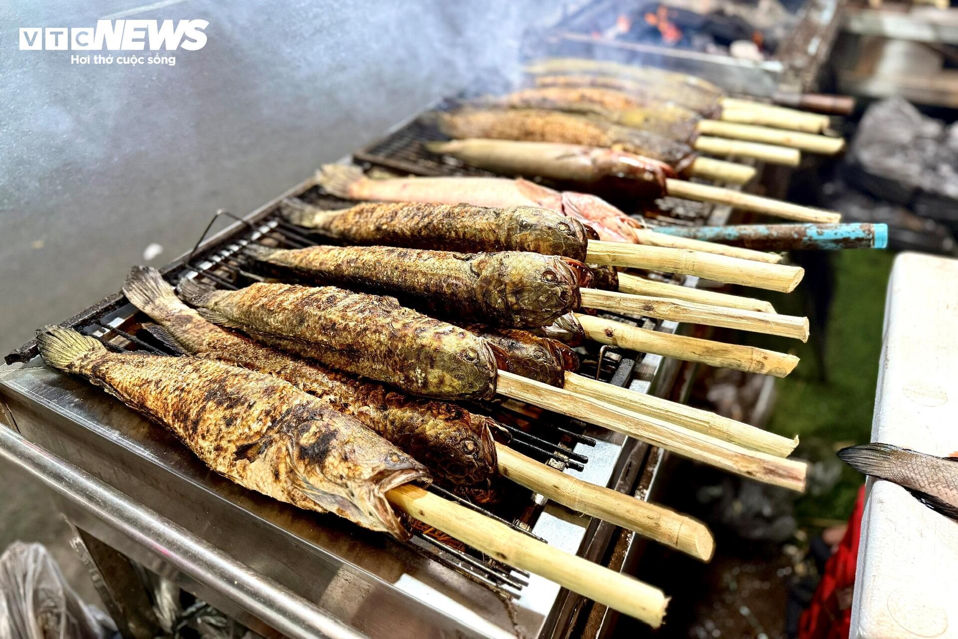 Phố c&aacute; l&oacute;c nướng TP . HCM m&ugrave;a Thần T&agrave;i 2026: Nỗi lo sức mua giảm - Ảnh 10.