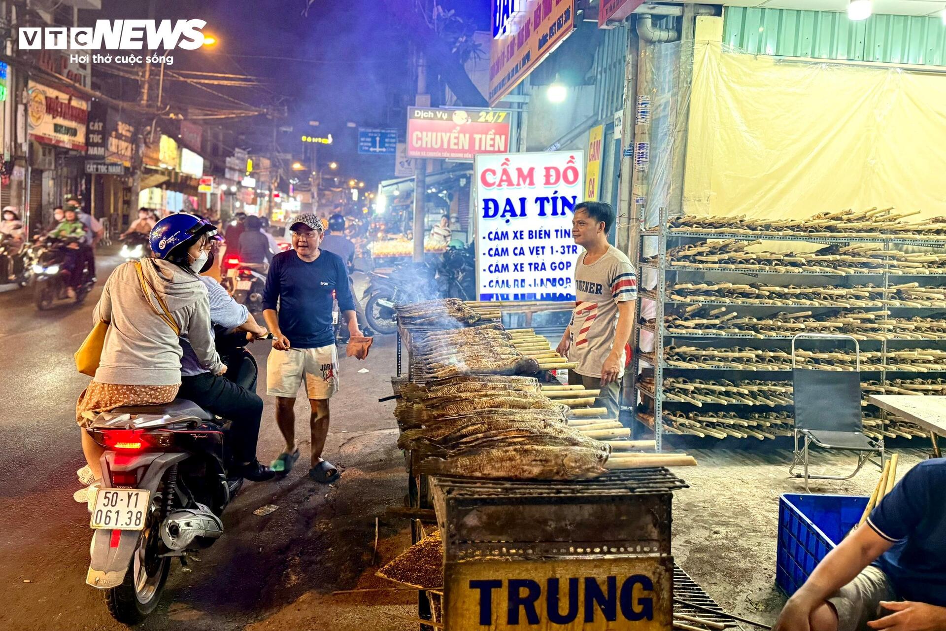 Phố c&aacute; l&oacute;c nướng TP . HCM m&ugrave;a Thần T&agrave;i 2026: Nỗi lo sức mua giảm - Ảnh 2.