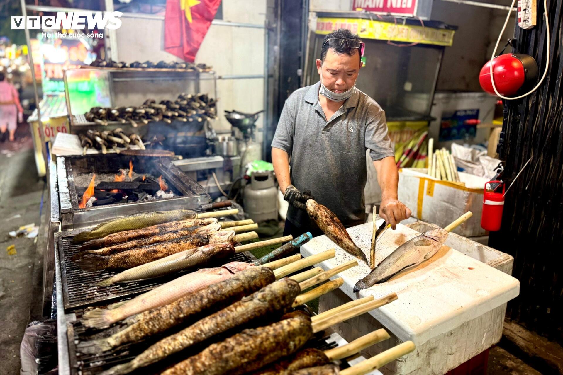 Phố c&aacute; l&oacute;c nướng TP . HCM m&ugrave;a Thần T&agrave;i 2026: Nỗi lo sức mua giảm - Ảnh 12.