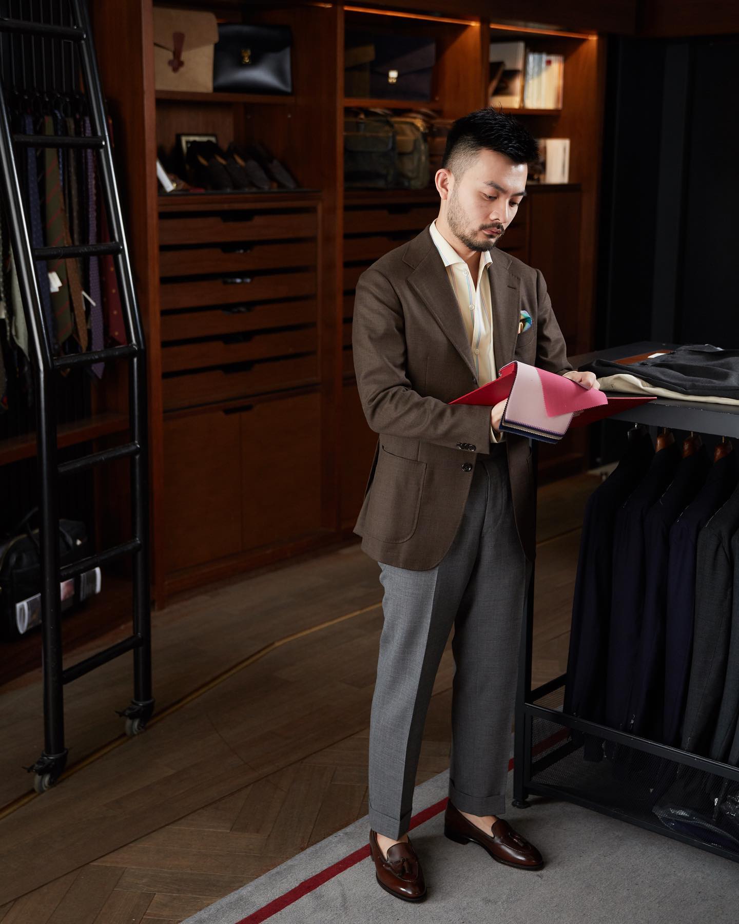 Nếu chồng bạn gọi tất cả áo khoác có ve là