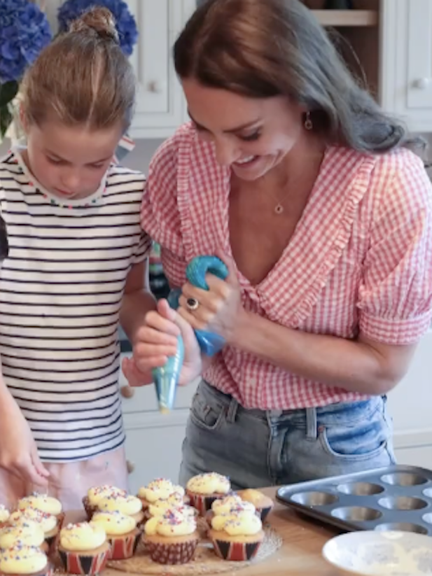 Học Vương phi Kate diện &aacute;o blouse kẻ caro: B&iacute; k&iacute;p mặc đẹp m&ugrave;a xu&acirc;n 2026 - Ảnh 3.