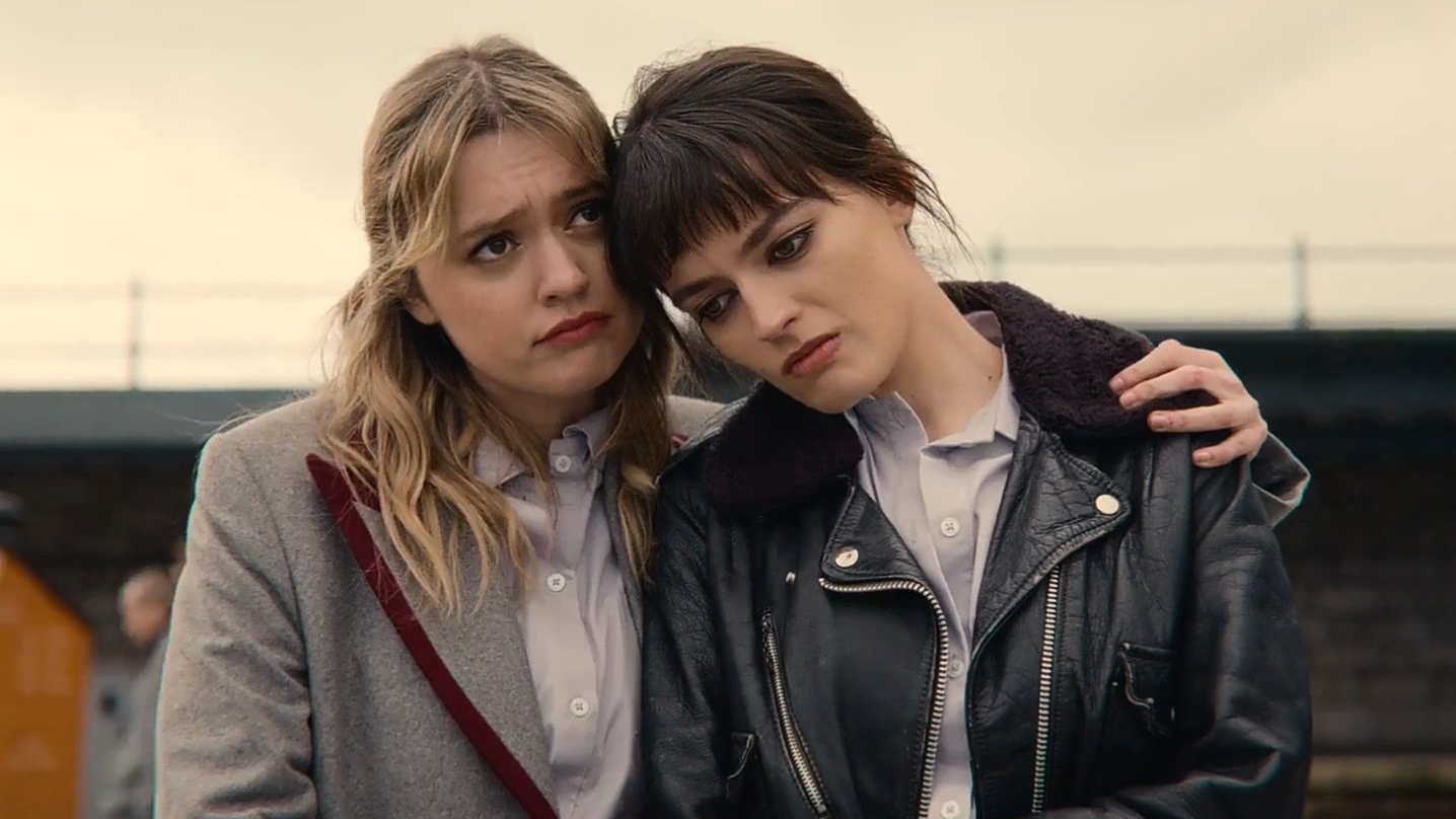 Xem phim Sex Education, t&ocirc;i kh&oacute;c nấc khi t&igrave;m thấy chiếc hộp 