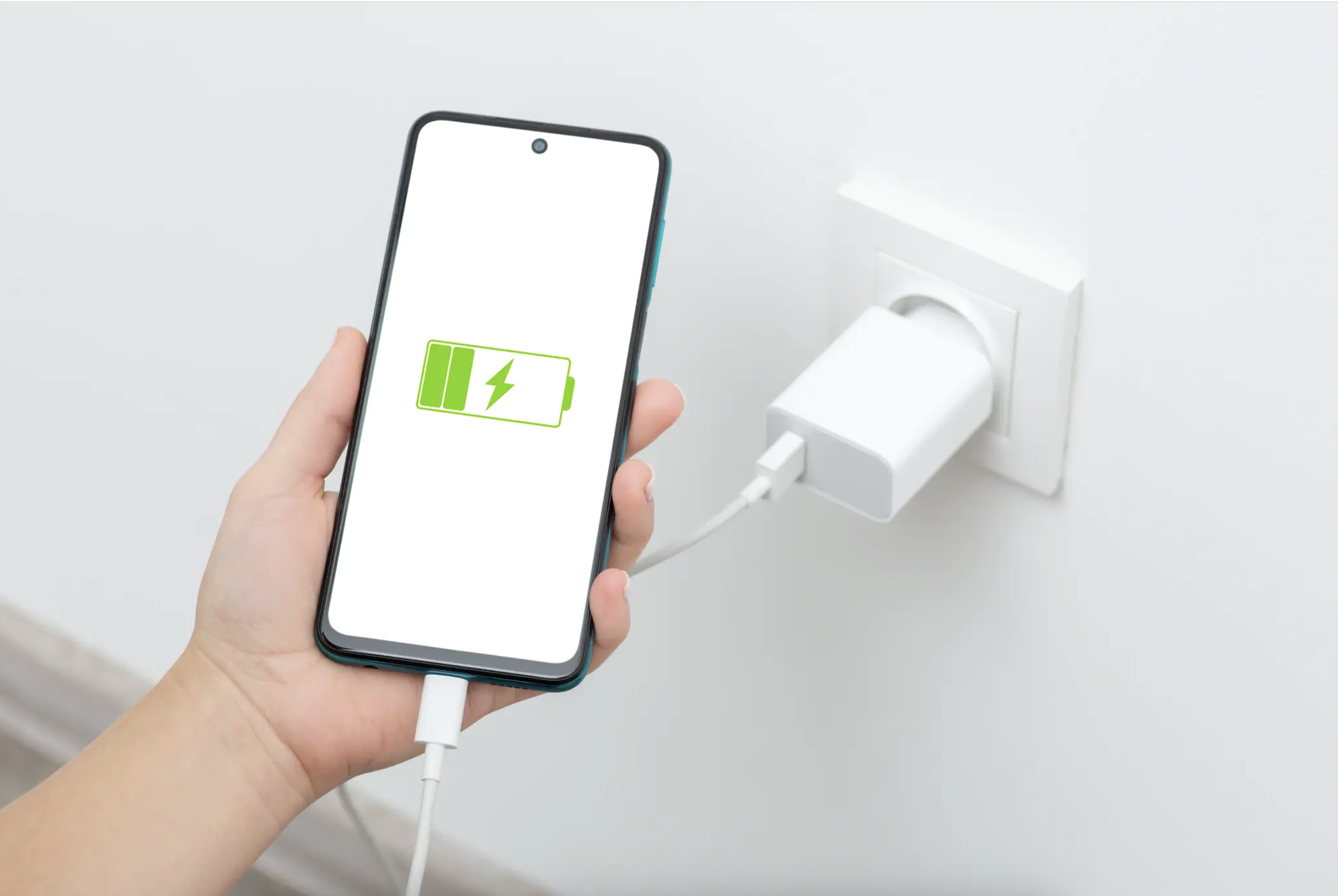 Kh&aacute;ch sạn phạt gần 6 triệu chỉ v&igrave; r&uacute;t ổ cắm điện: C&acirc;u chuyện g&acirc;y sốc năm 2026 - Ảnh 2.