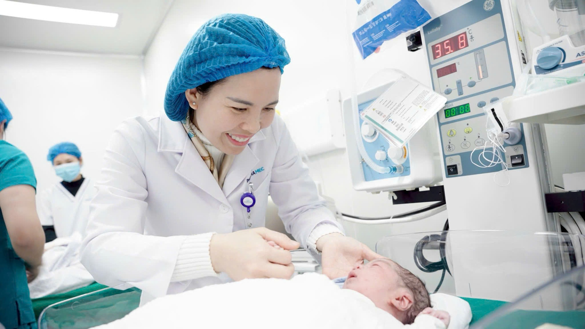 Nữ b&aacute;c sĩ chữa bệnh cho những em b&eacute; nằm trong bụng mẹ: 