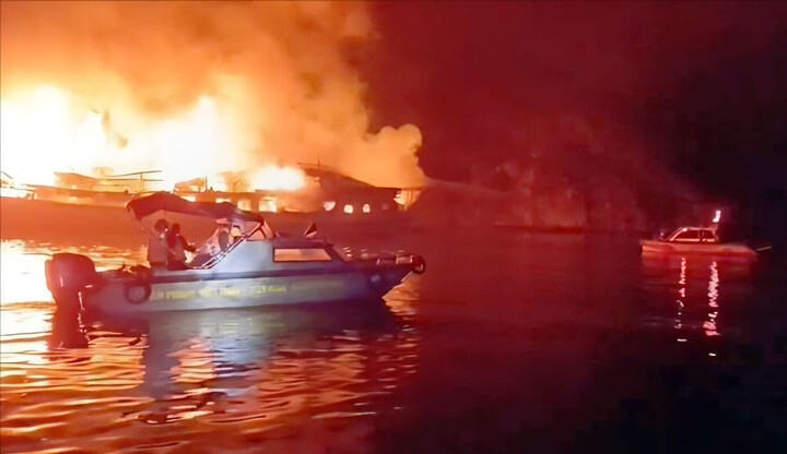 T&agrave;u du lịch Signature QN-7269 bốc ch&aacute;y tr&ecirc;n vịnh Hạ Long, 41 người tho&aacute;t nạn - Ảnh 2.